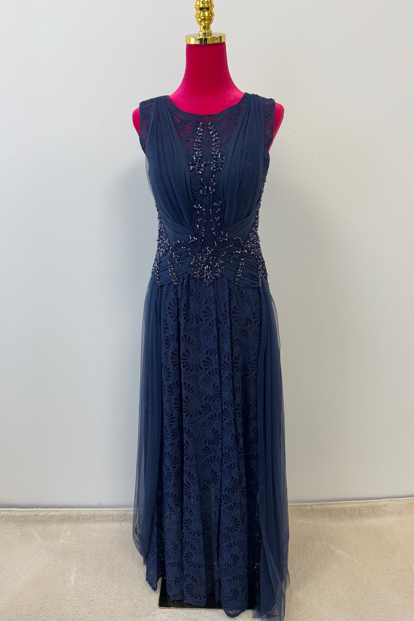 Abendkleid aus besticktem und perlenbesetztem Tüll und Spitze