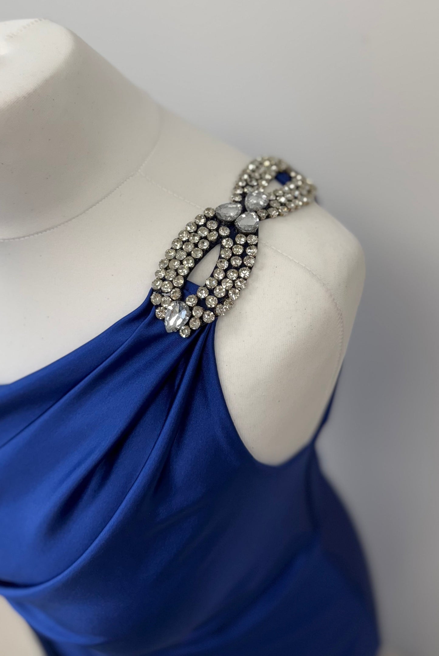 Elegantes One-Shoulder-Abendkleid mit Strassdetail