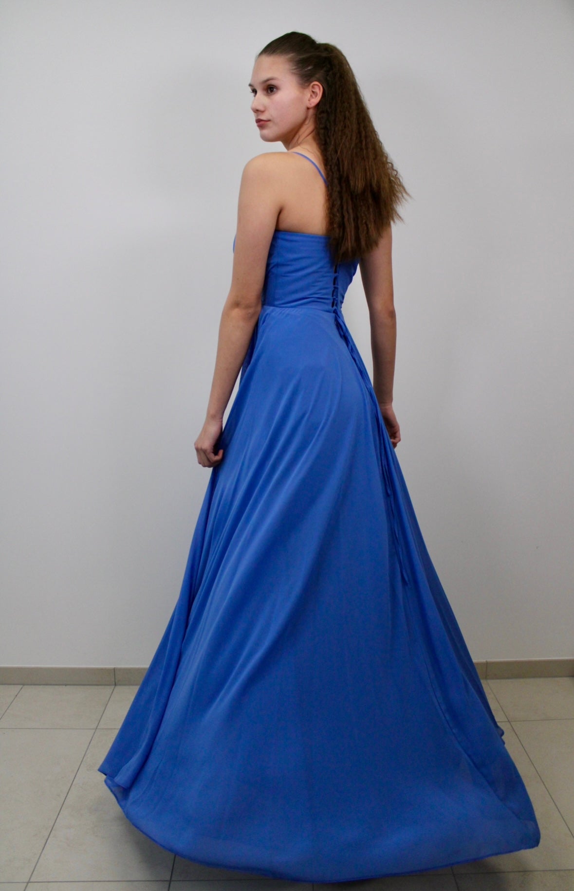 Fließendes Abendkleid mit zarter Schnürung