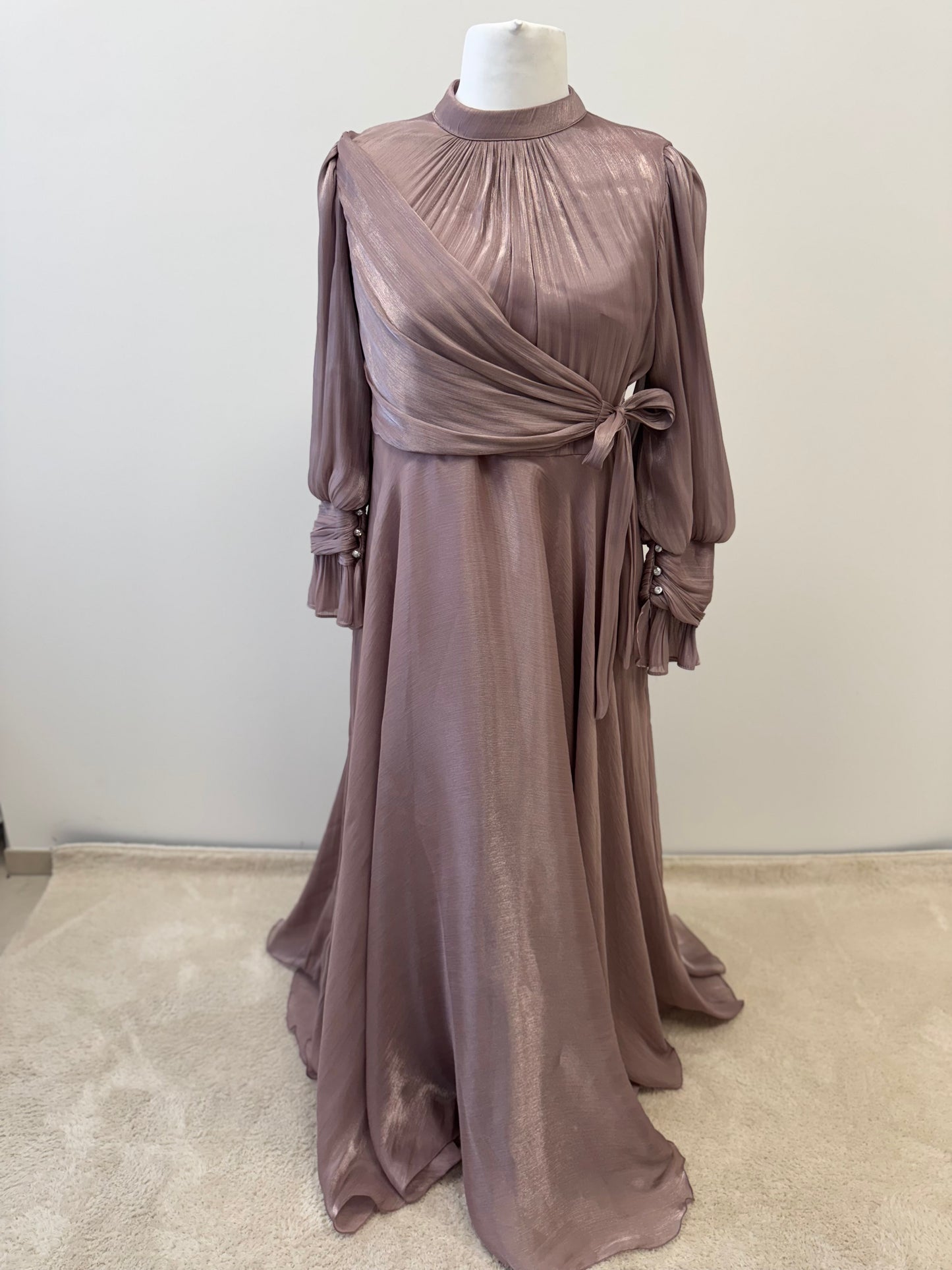 Elegantes Hijabi-Abendkleid mit edlem Schimmer
