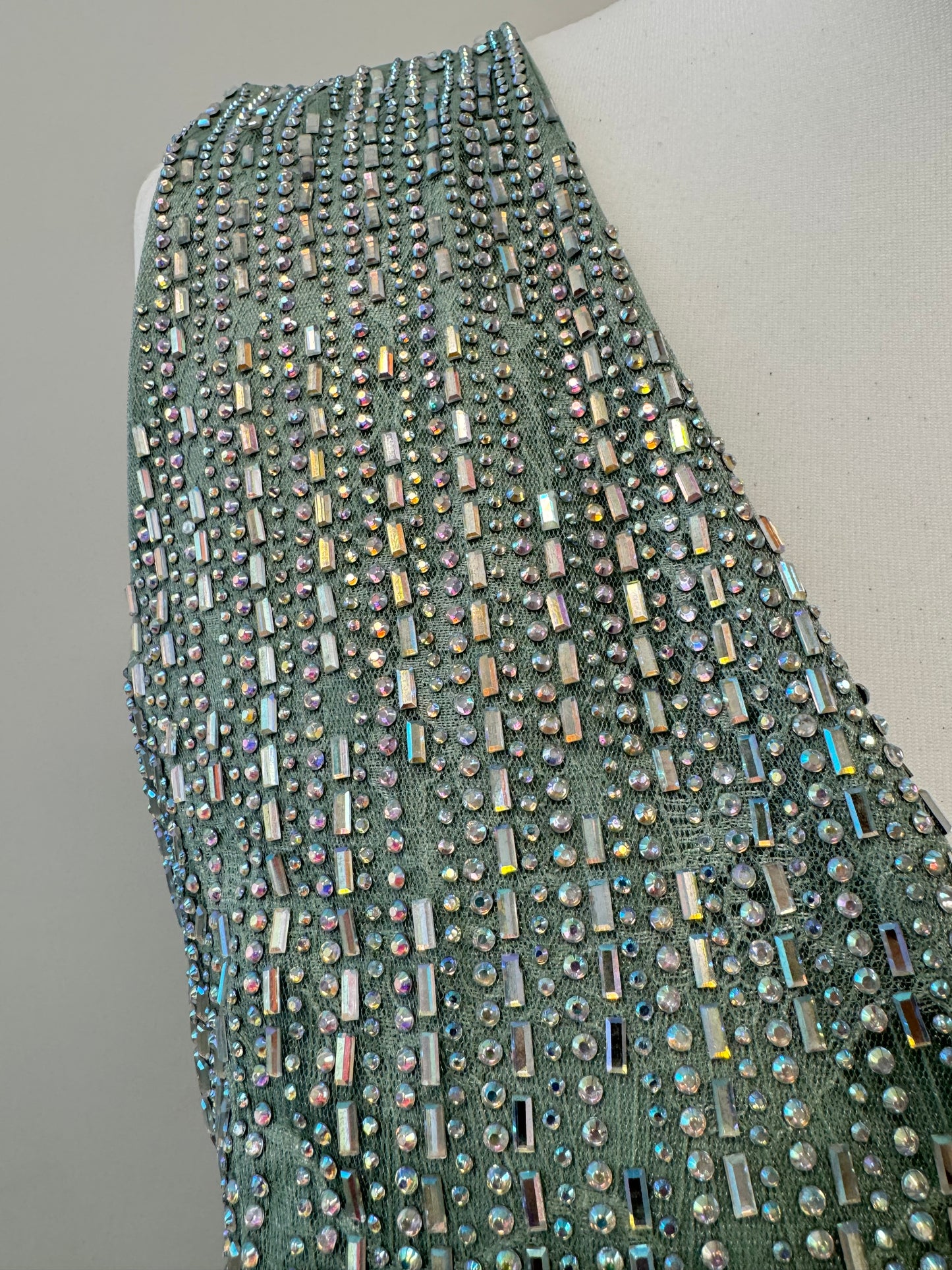 Glamouröses Maxikleid mit tiefem V-Ausschnitt und Glitzerakzenten