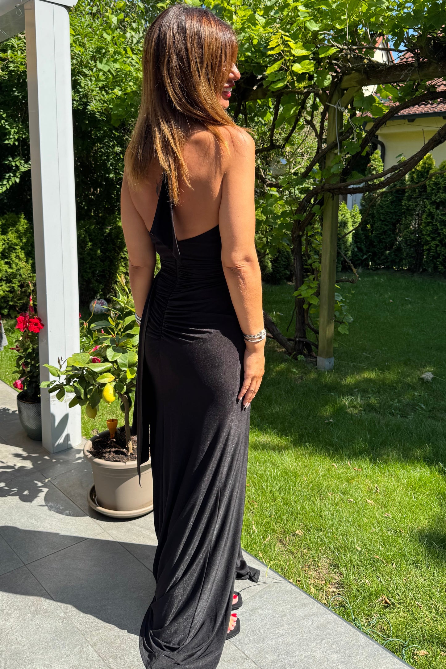 Elegantes besticktes Neckholder-Abendkleid