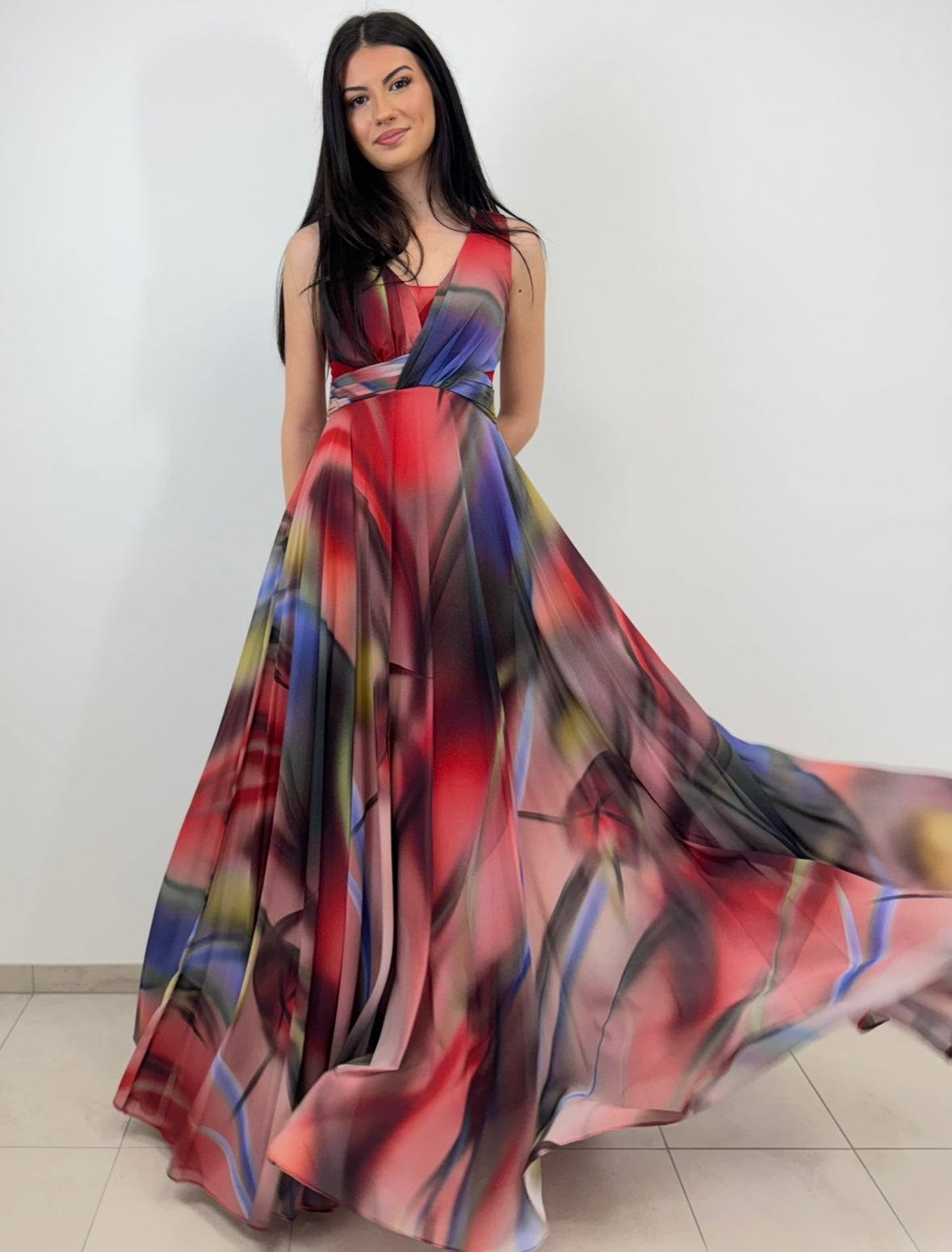 Fließendes Abendkleid mit abstraktem Farbverlauf