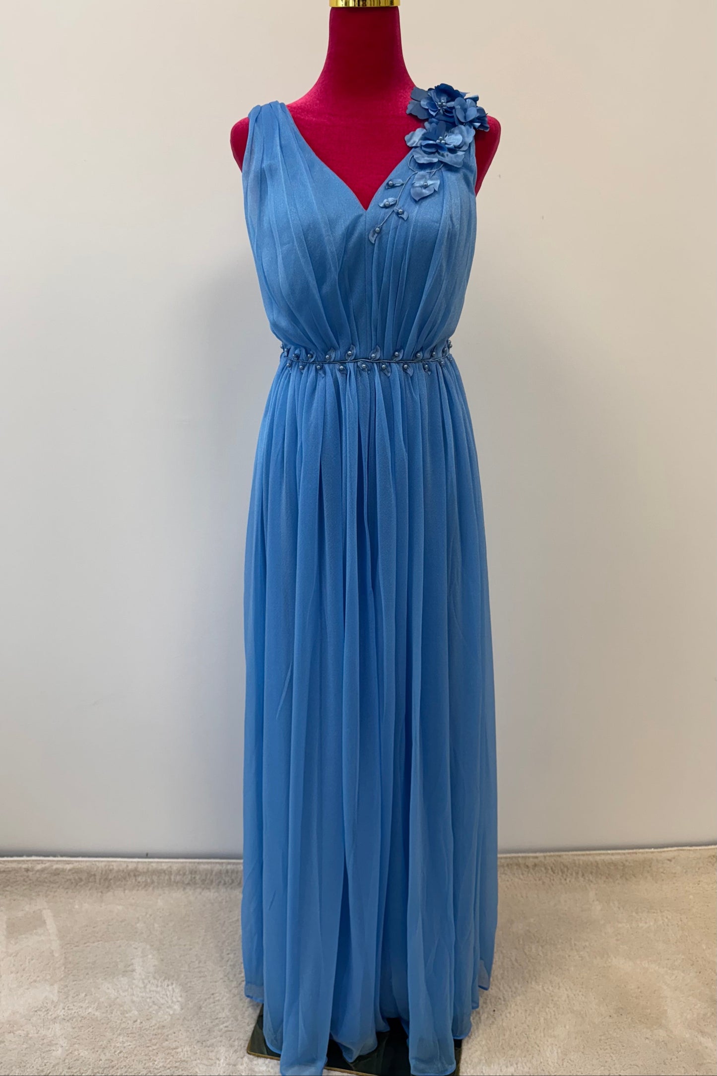 Elegantes Abendkleid – Blumenapplikationen & fließende Silhouette