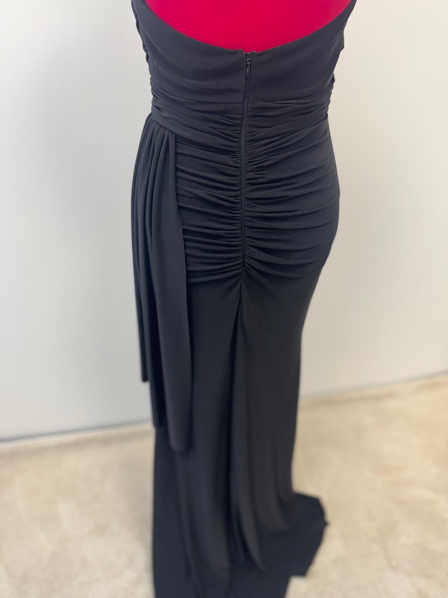 Elegantes besticktes Neckholder-Abendkleid