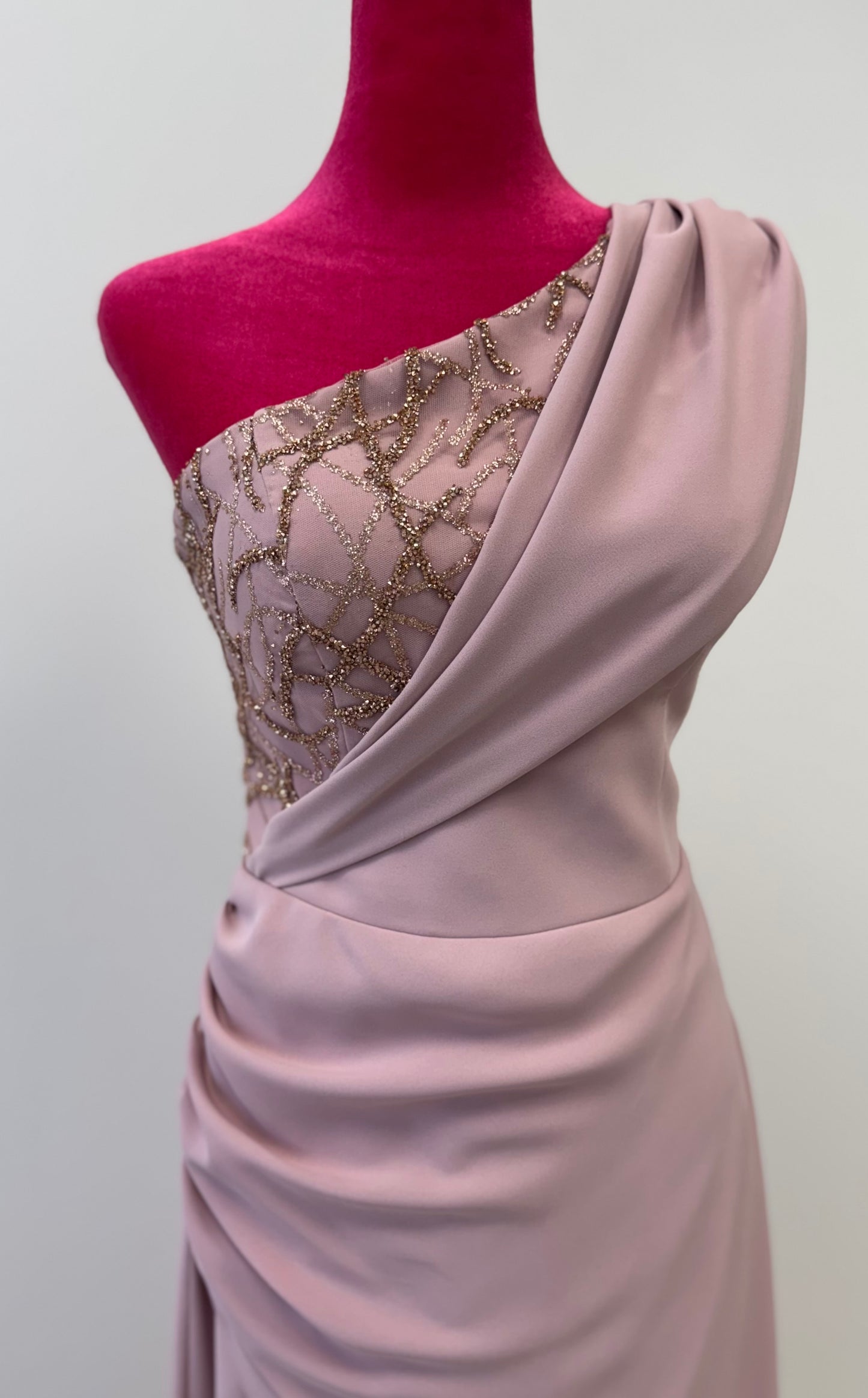 Asymmetrisches Kleid