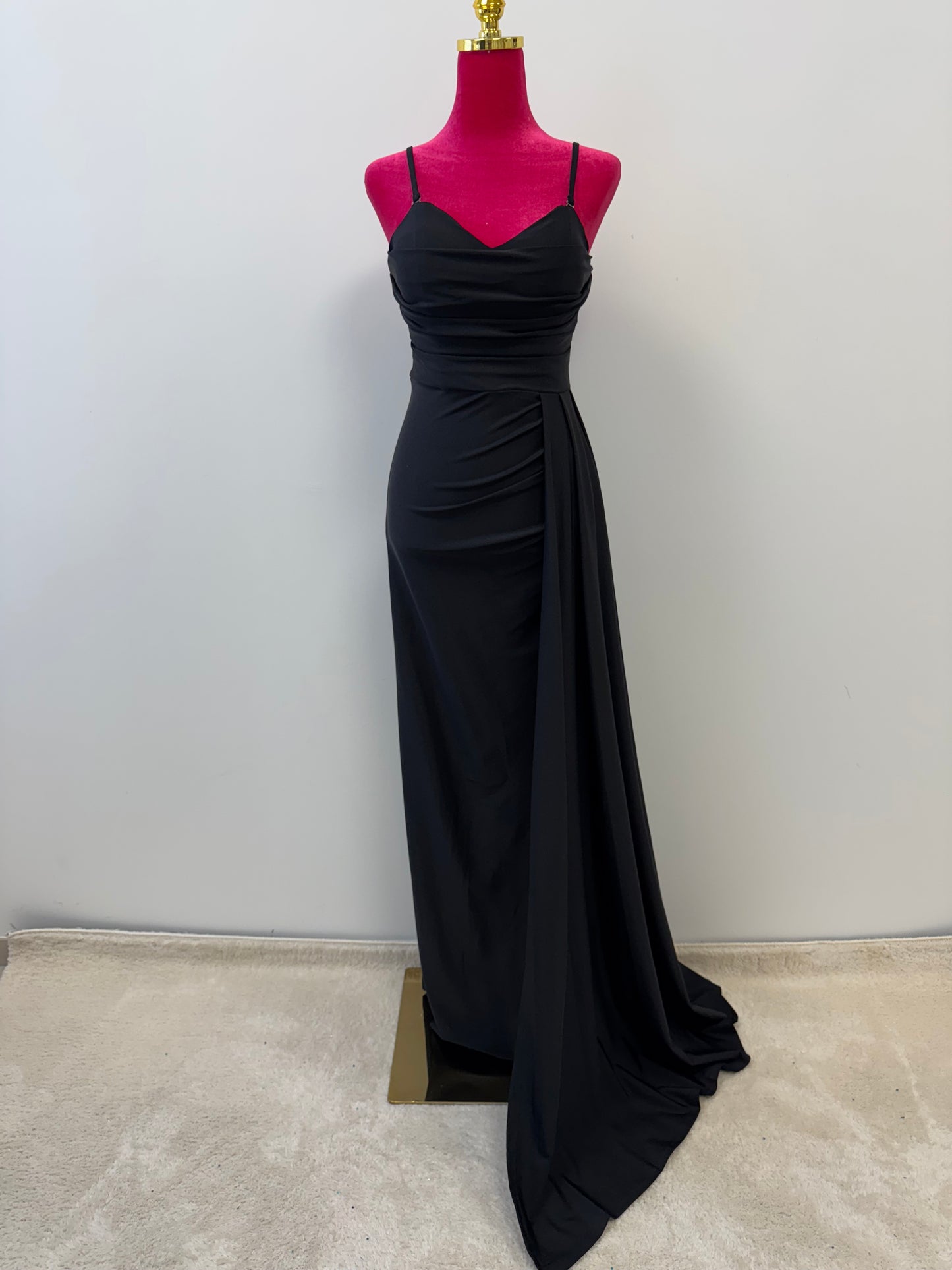 Elegantes Abendkleid aus Satin mit hohem Schlitz