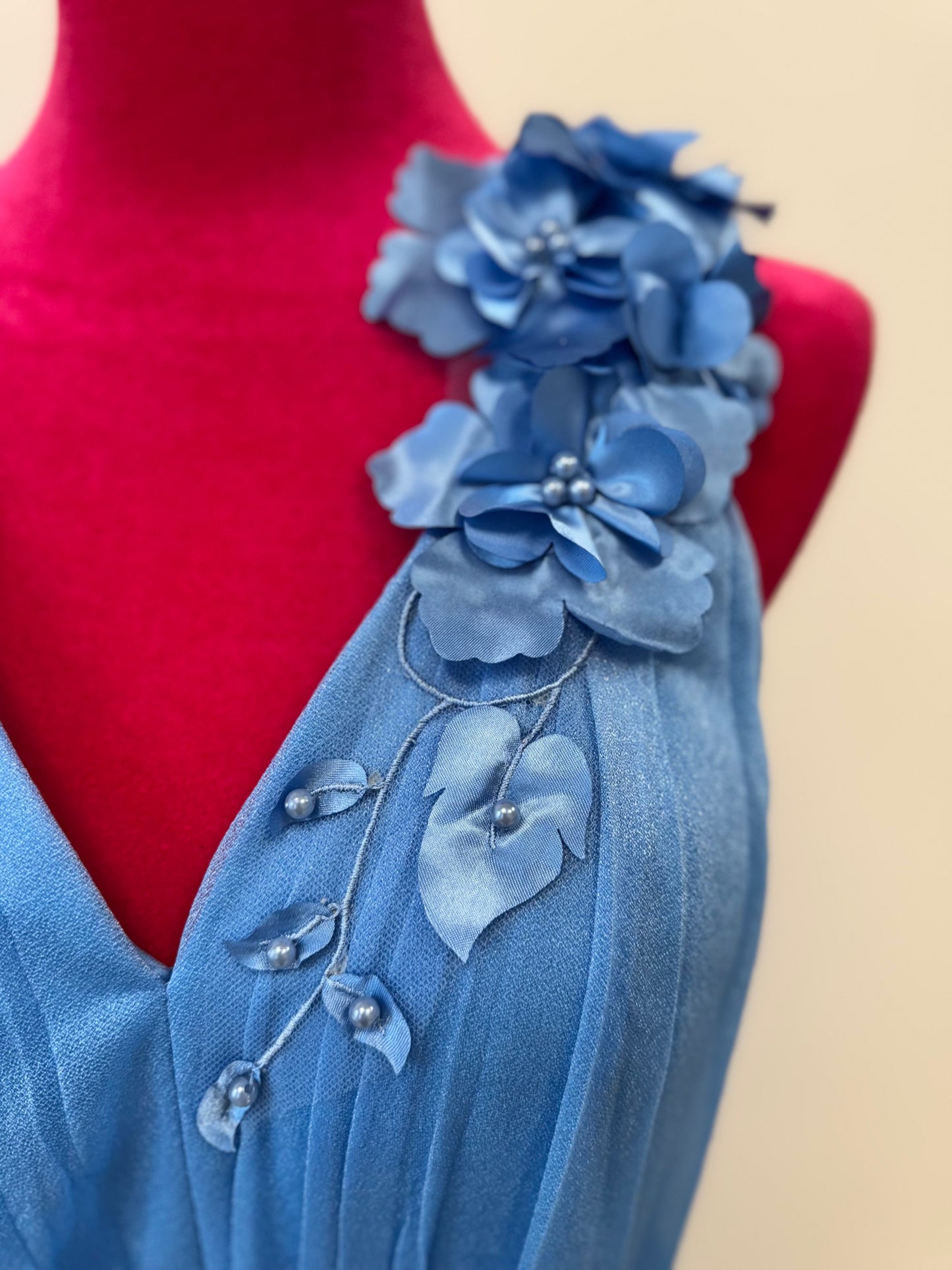 Elegantes Abendkleid – Blumenapplikationen & fließende Silhouette