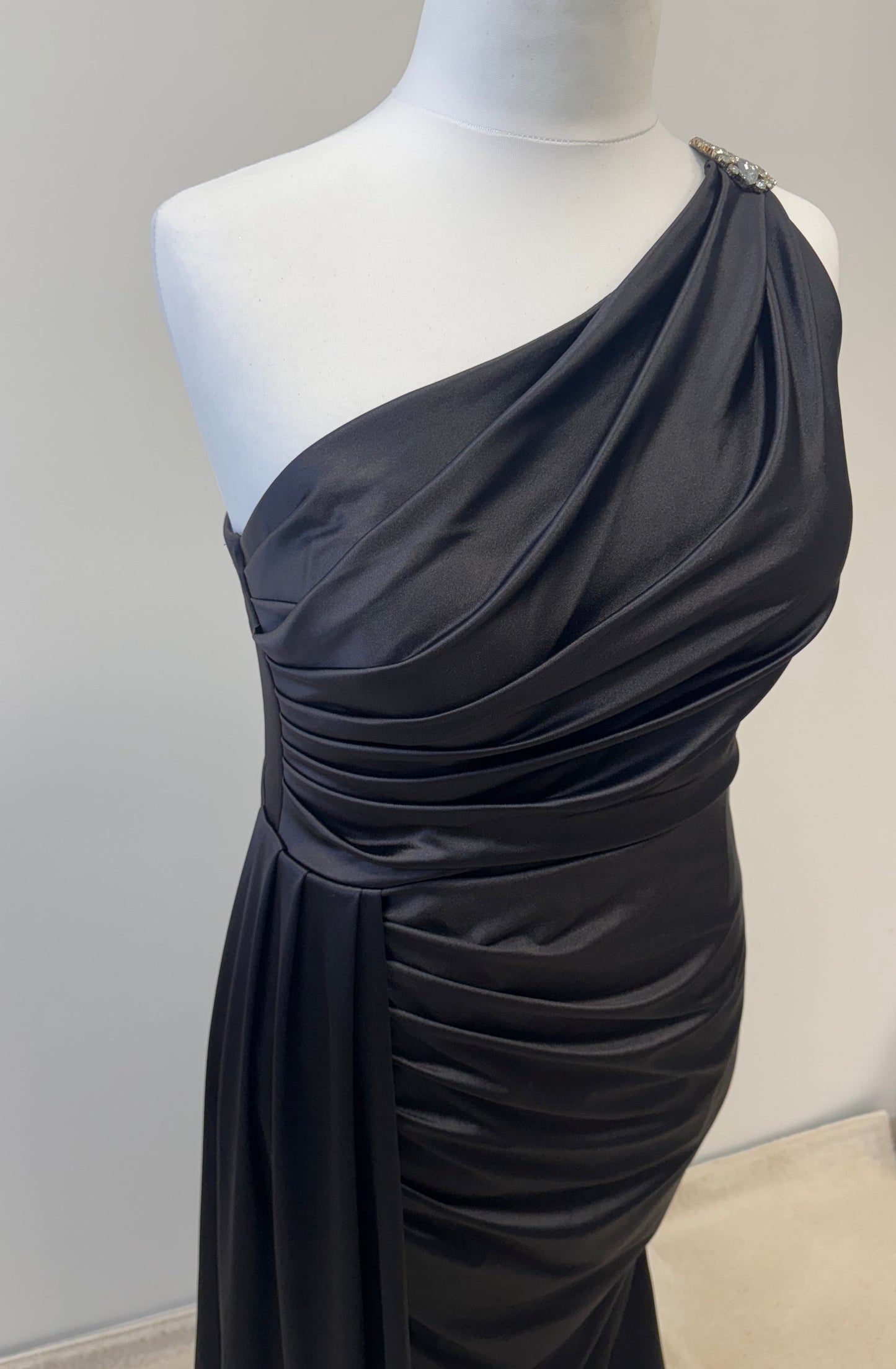 Elegantes One-Shoulder-Abendkleid mit Strassdetail