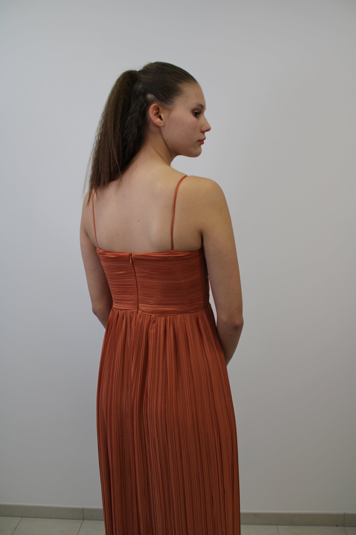 Plissiertes Maxikleid mit fließender Silhouette RO-8001 RO-8002 RO-8003