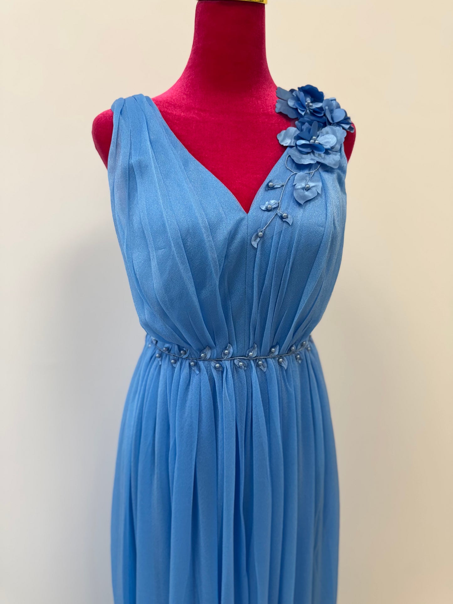 Elegantes Abendkleid – Blumenapplikationen & fließende Silhouette