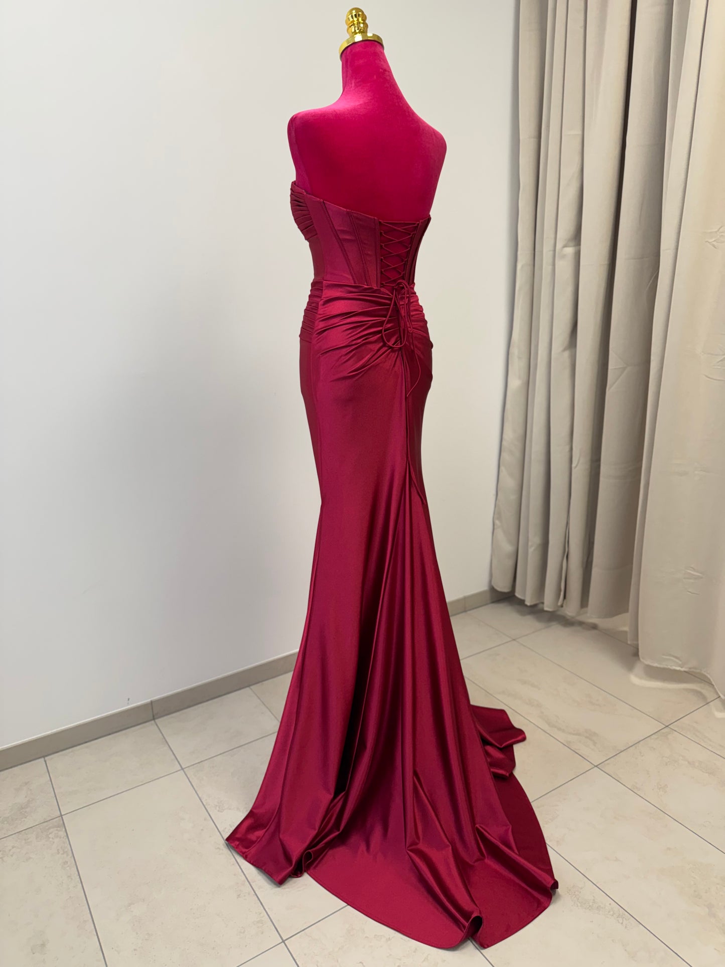 Elegantes trägerloses Abendkleid mit strukturierter Corsage INV-80002 INV-80001