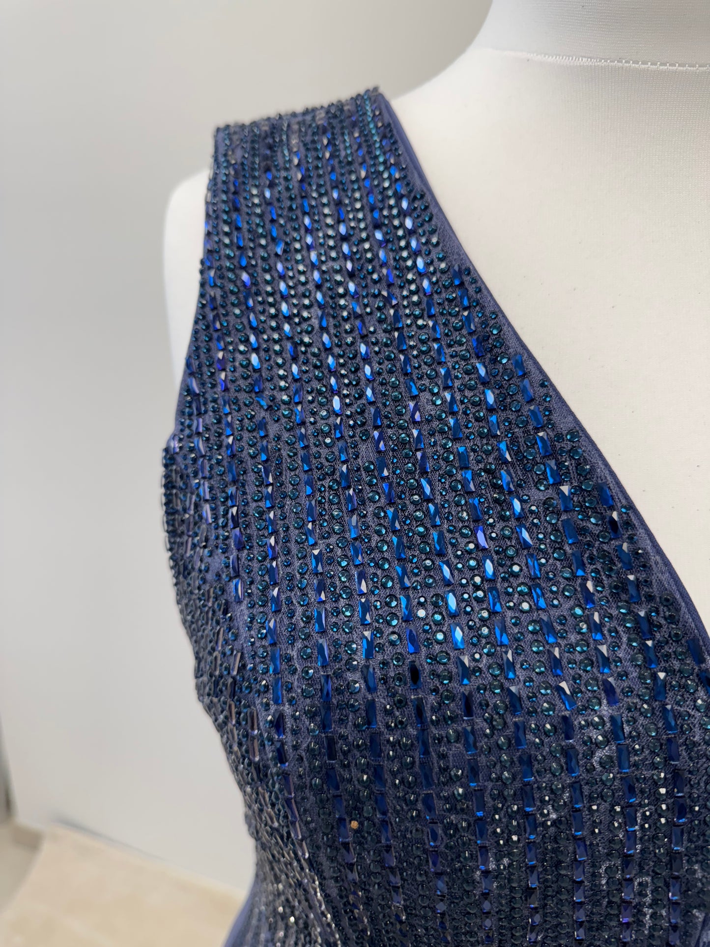 Glamouröses Maxikleid mit tiefem V-Ausschnitt und Glitzerakzenten