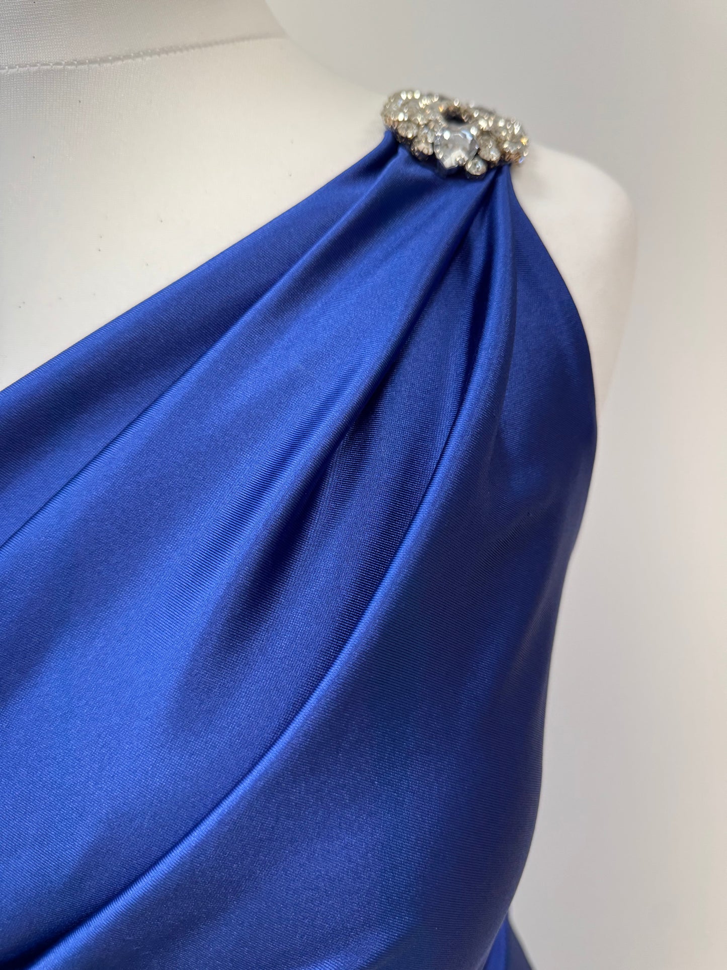 Elegantes One-Shoulder-Abendkleid mit Strassdetail