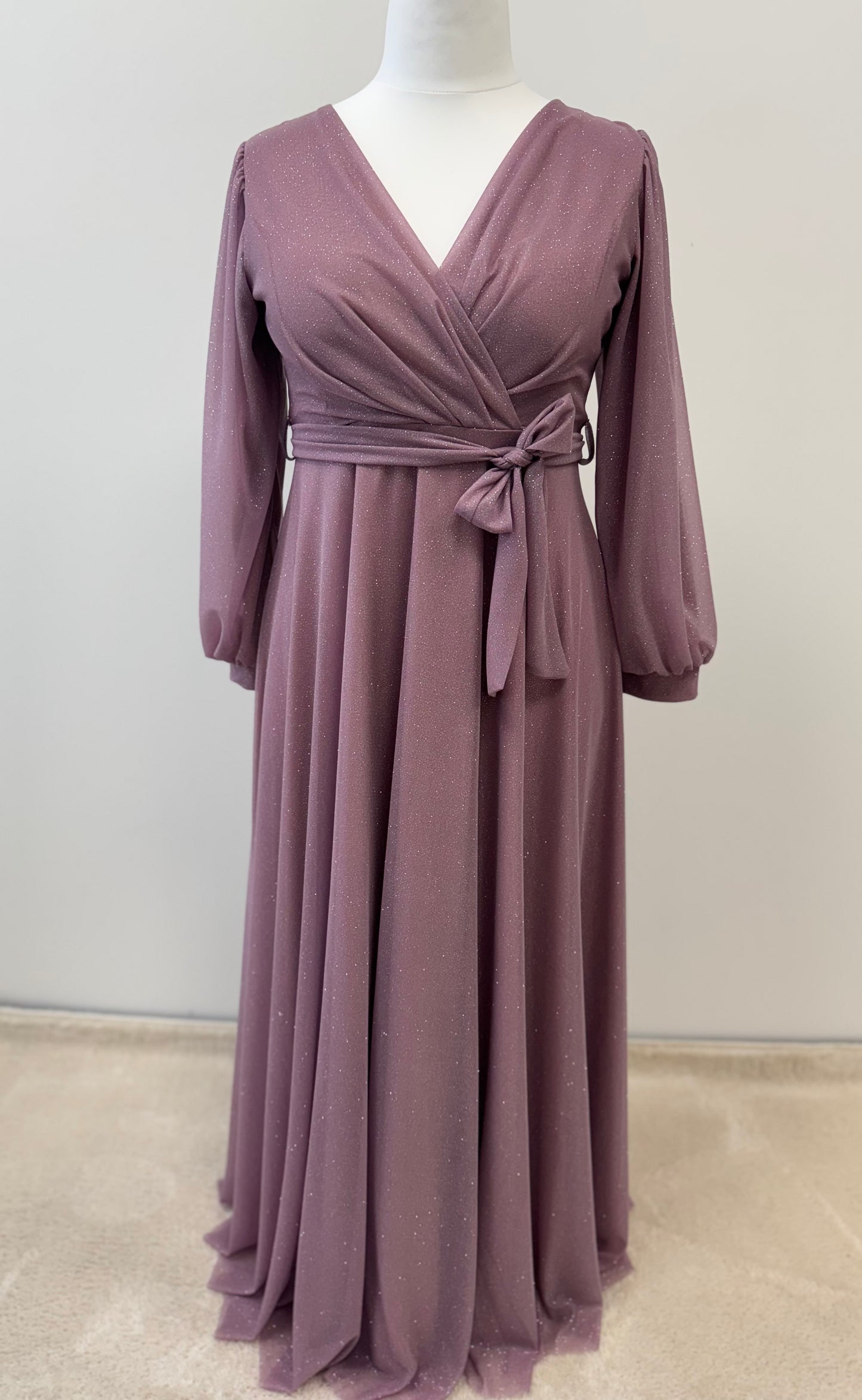 Elegantes Maxikleid mit Ärmeln in Wickeloptik