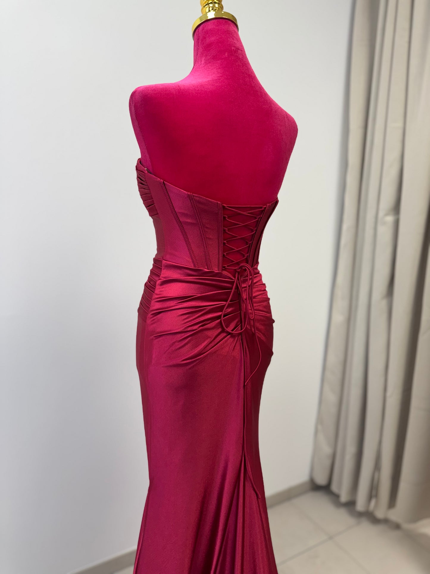 Elegantes trägerloses Abendkleid mit strukturierter Corsage INV-80002 INV-80001