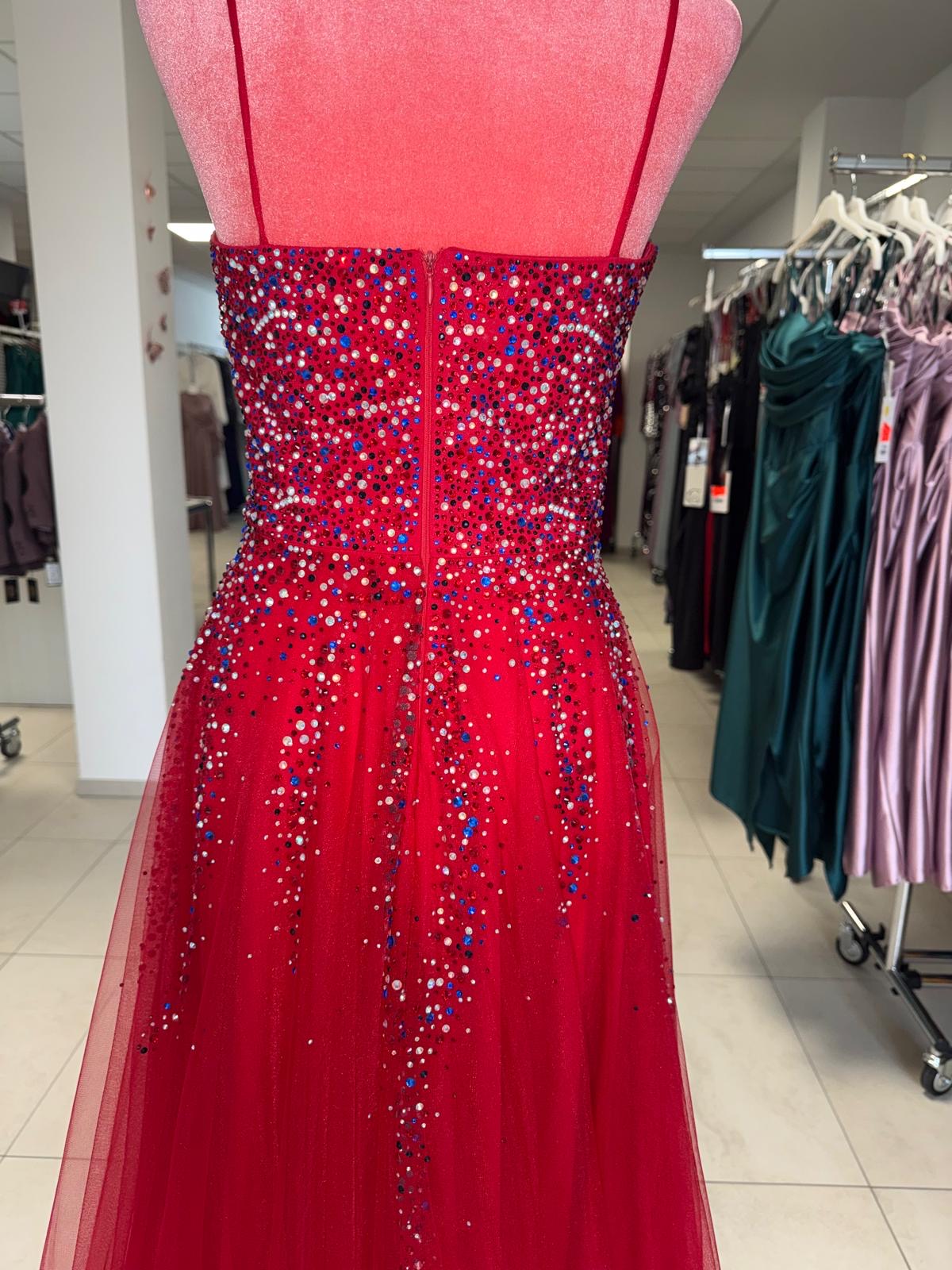 Elegantes Abendkleid mit funkelnder Steinverzierung