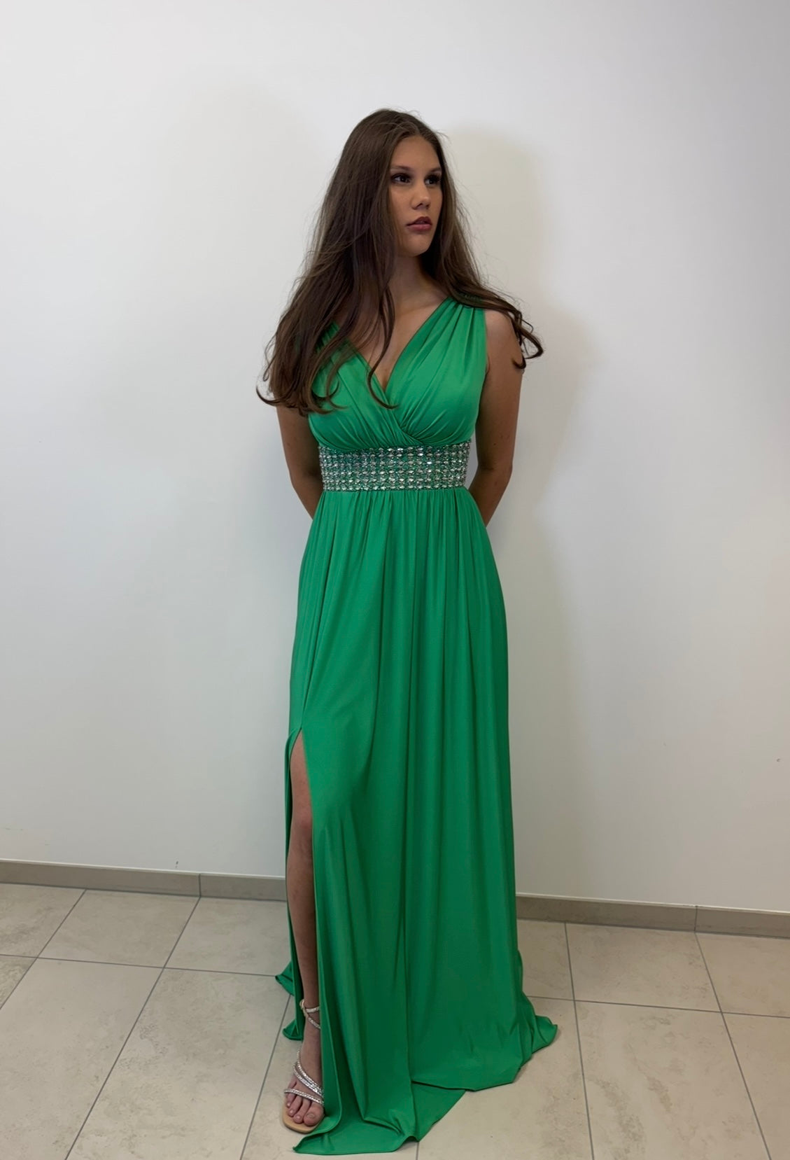 Elegantes Abendkleid mit funkelnd verzierter Taillenpartie