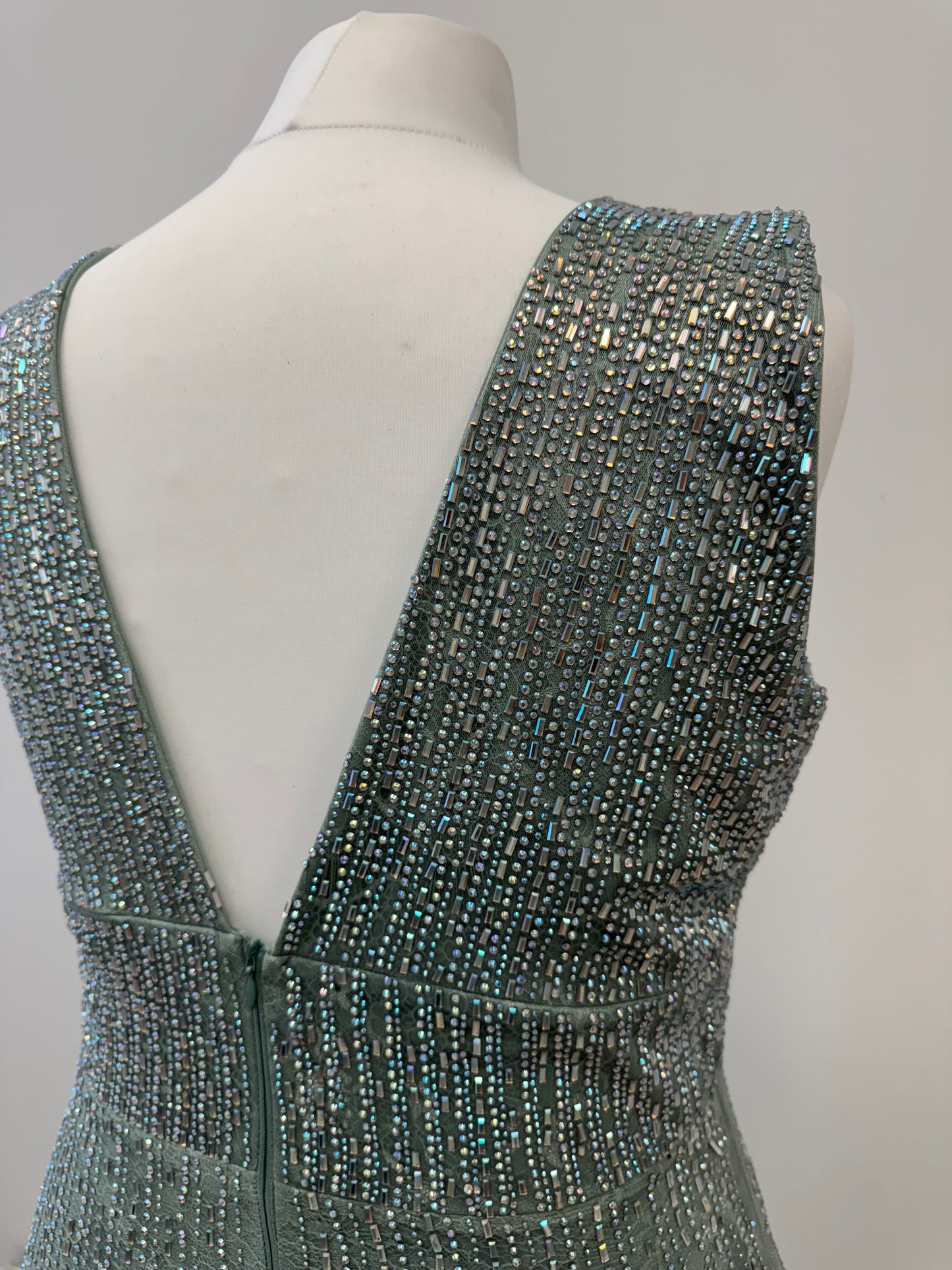 Glamouröses Maxikleid mit tiefem V-Ausschnitt und Glitzerakzenten