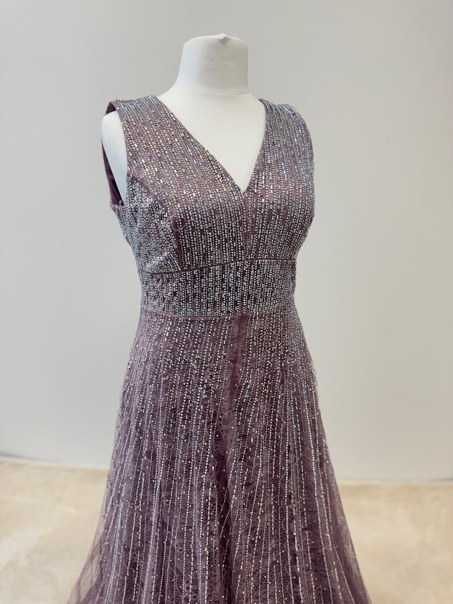 Glamouröses Maxikleid mit tiefem V-Ausschnitt und Glitzerakzenten