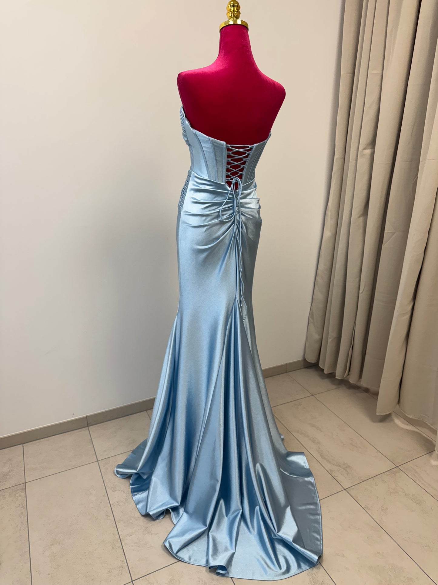 Elegantes trägerloses Abendkleid mit strukturierter Corsage INV-80002 INV-80001