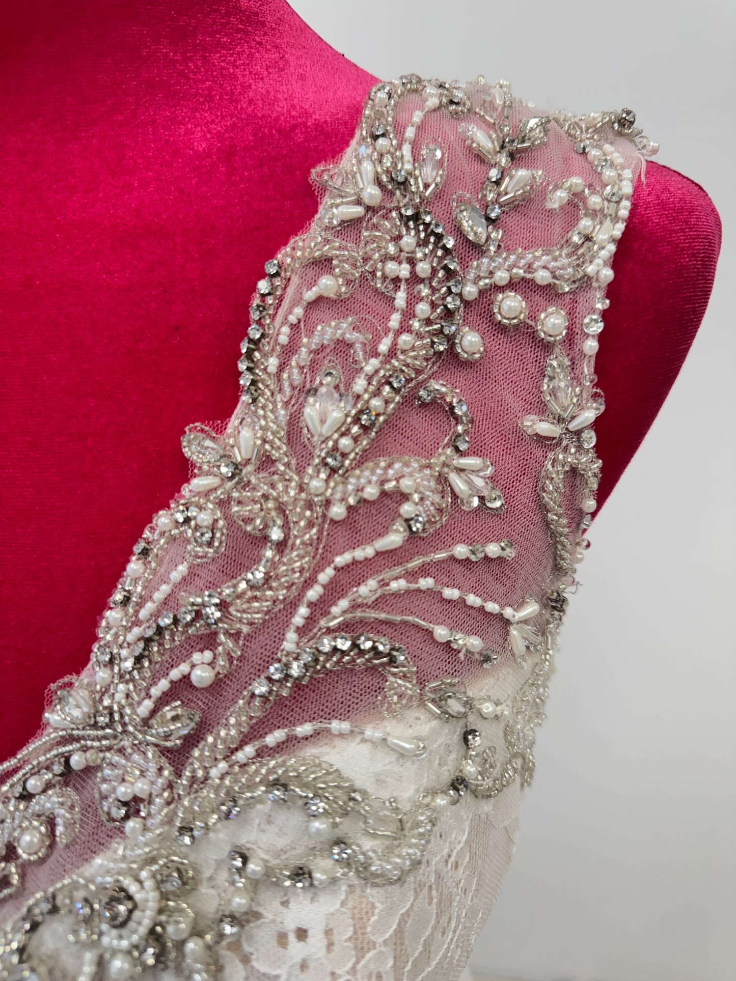 Exklusives Designer-Brautkleid im romantischen Vintage-Look – nur einmal verfügbar