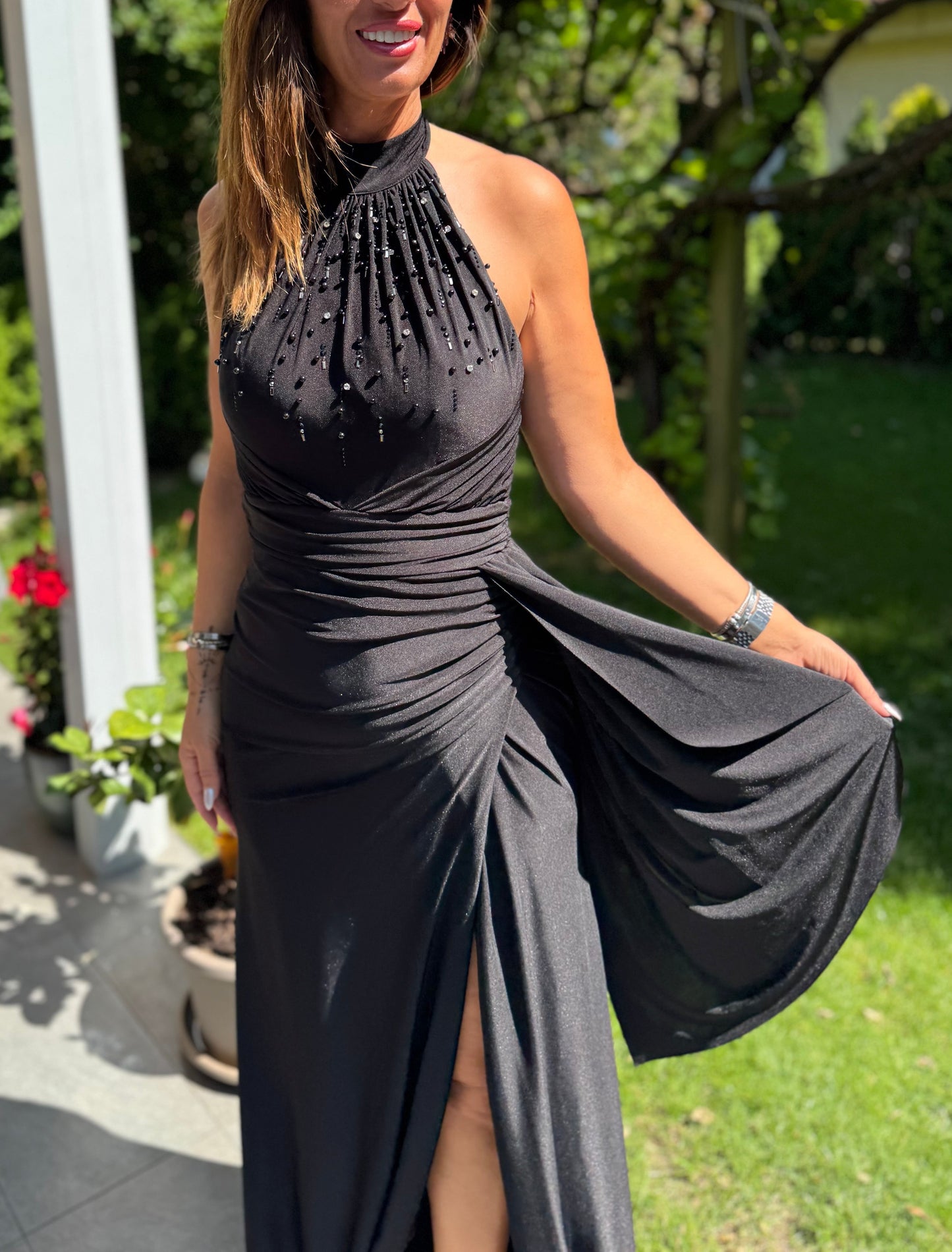 Elegantes Neckholder-Abendkleid mit Drapierung und Schlitz