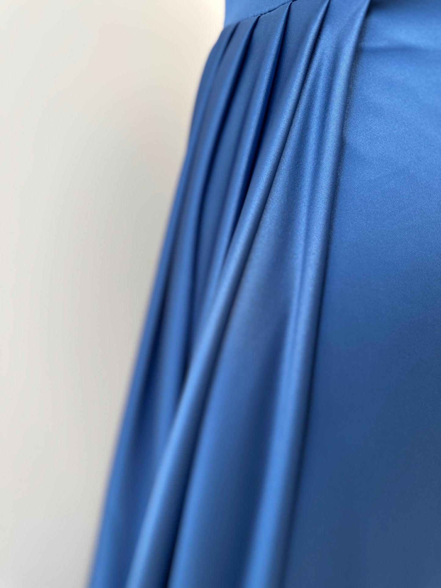 Elegantes Satinkleid mit Drapierung