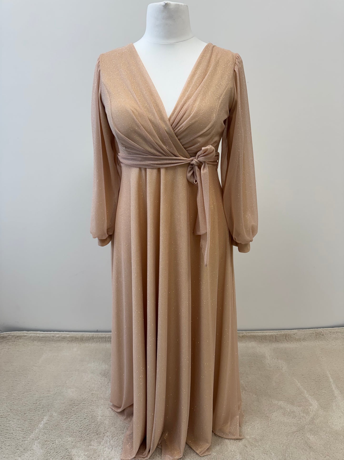 Elegantes Maxikleid mit Ärmeln in Wickeloptik