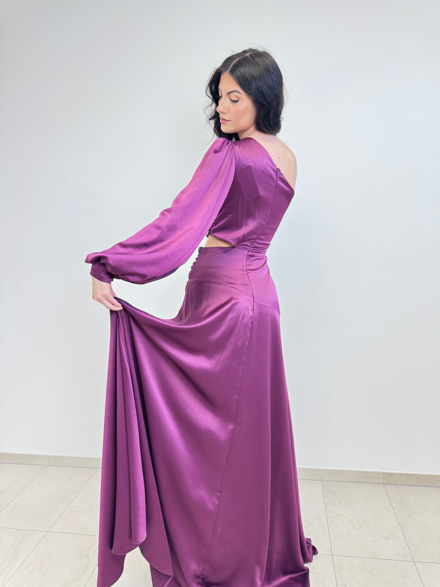 Asymmetrisches Kleid mit einem Ärmel