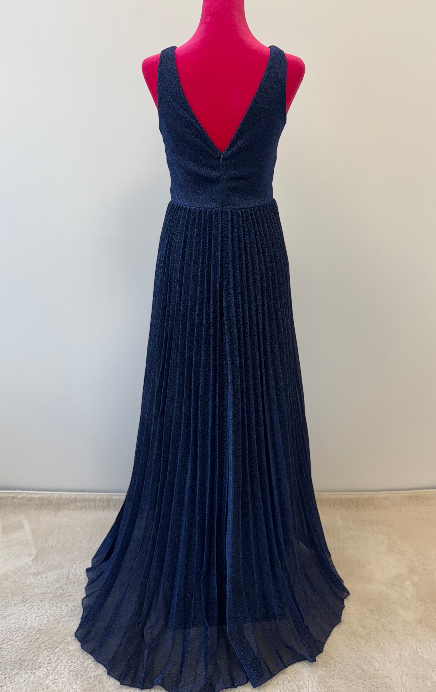 Elegantes Plissee-Abendkleid mit V-Ausschnitt
