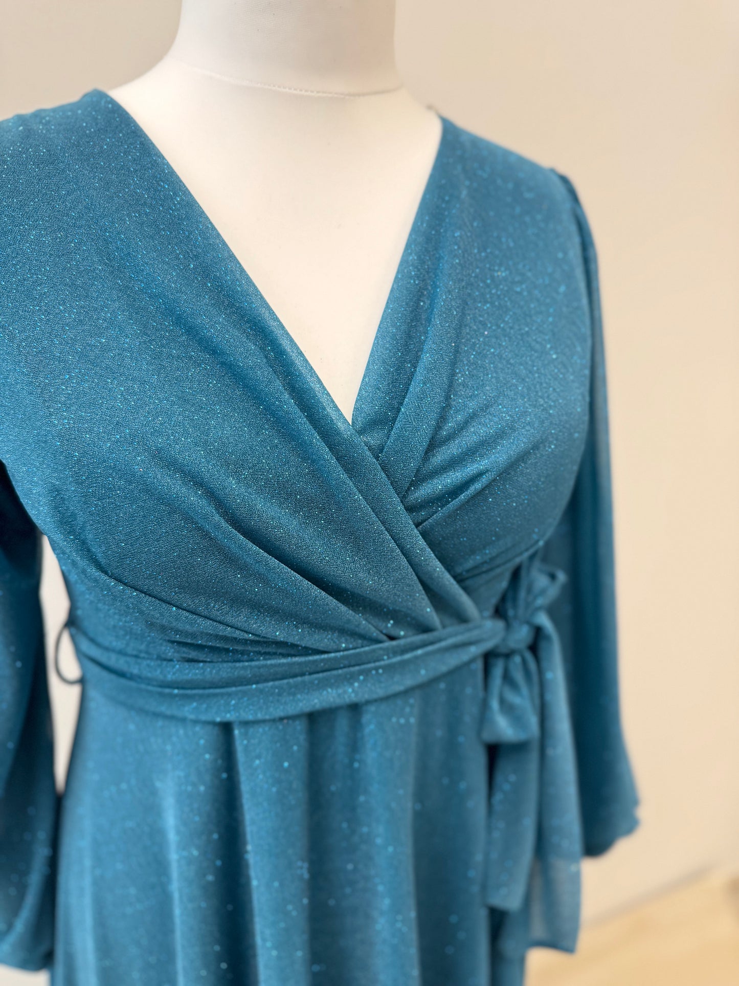 Elegantes Maxikleid mit Ärmeln in Wickeloptik