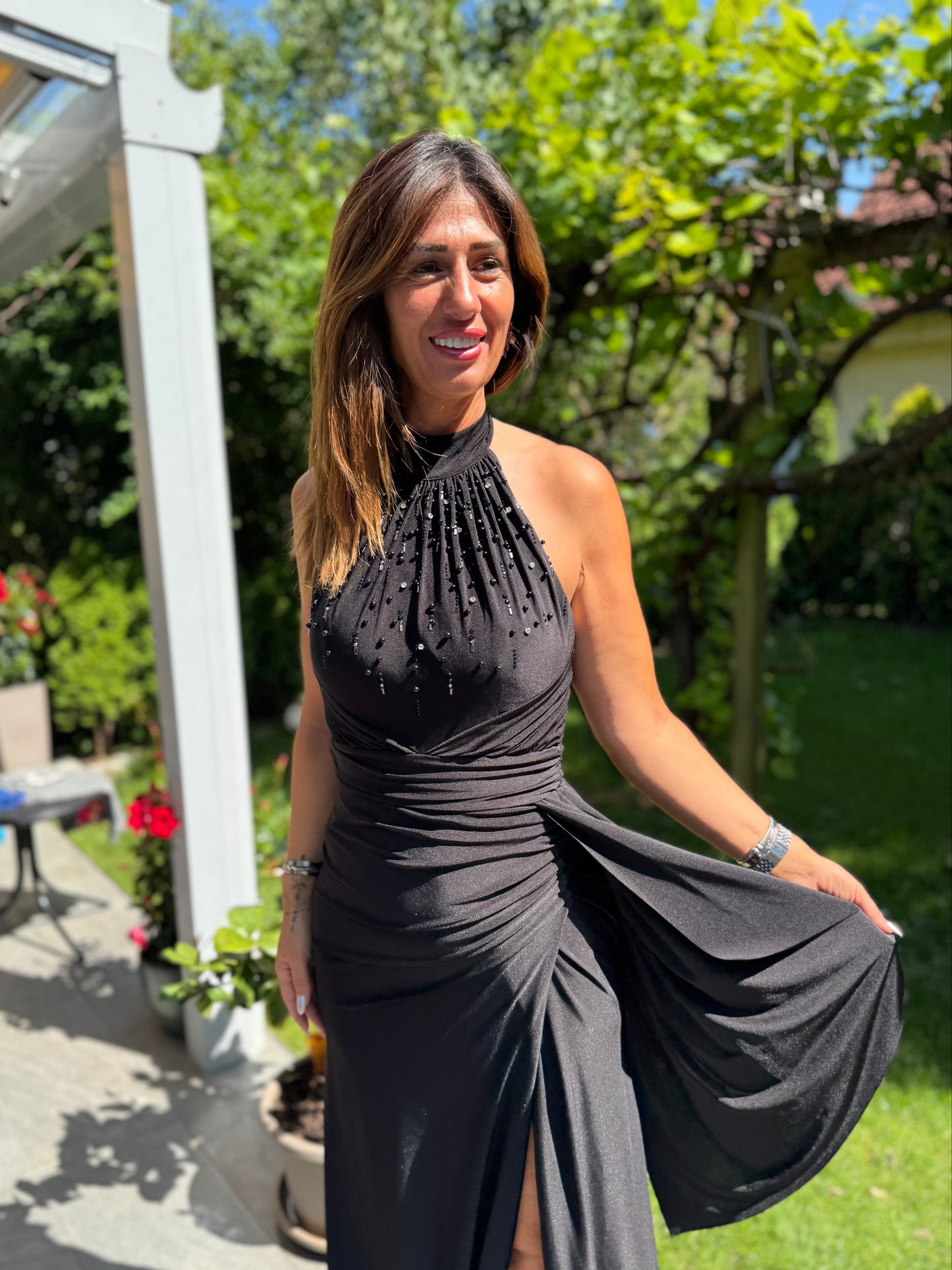 Elegantes besticktes Neckholder-Abendkleid