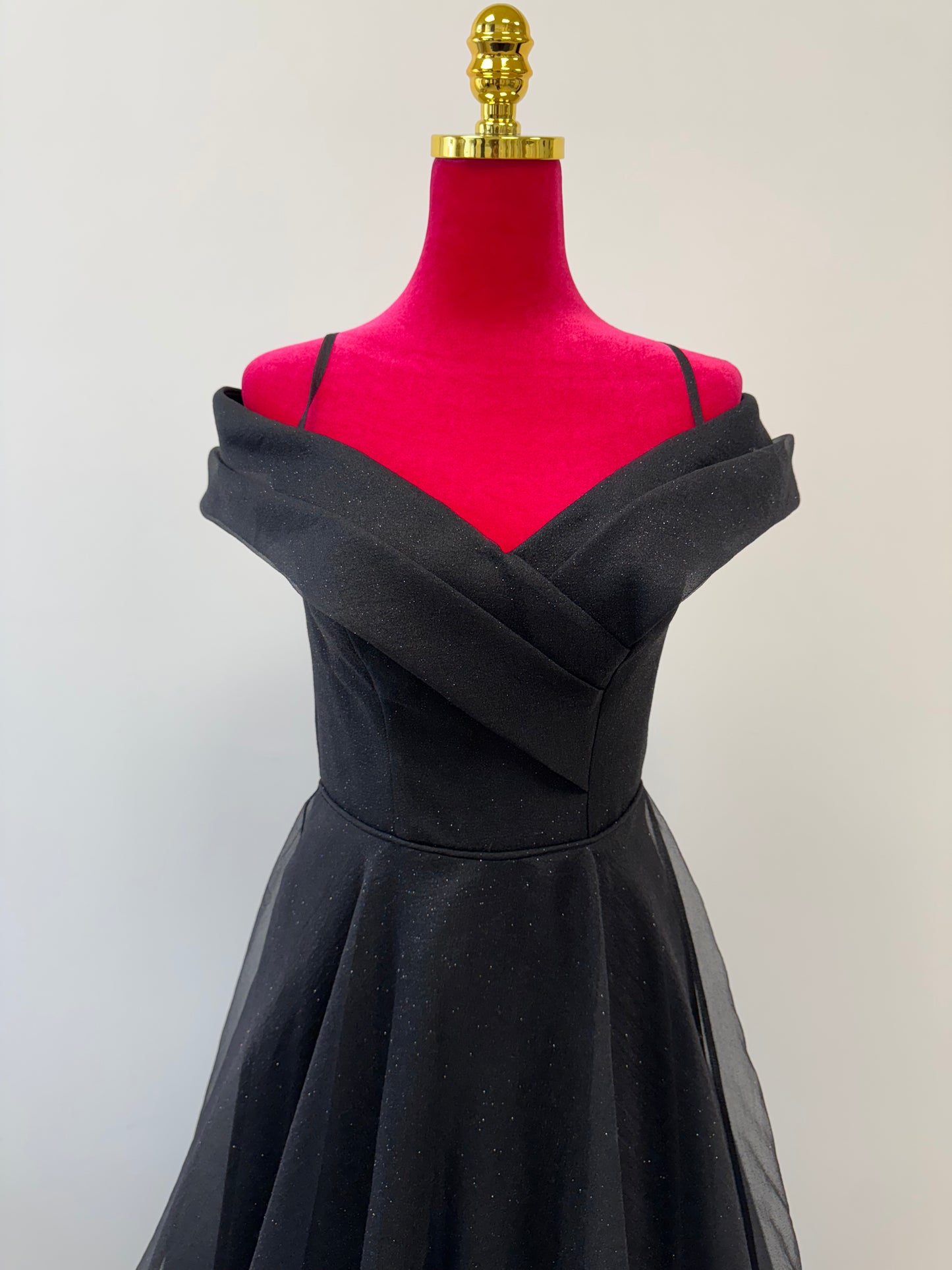 Schulterfreies Glitzer-Abendkleid in A-Linie