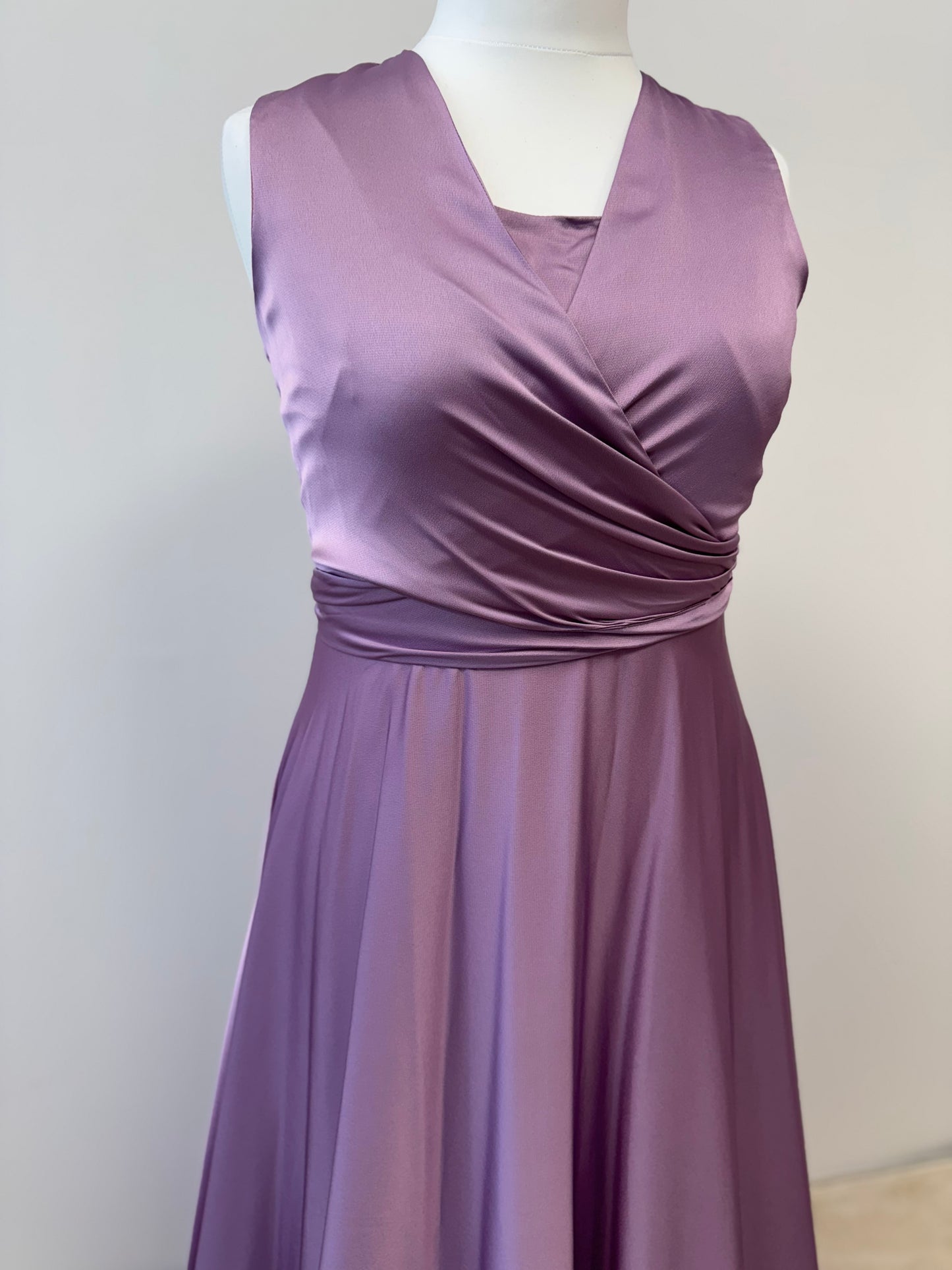 Leichtes, einlagiges Wickelkleid mit fließendem Maxirock