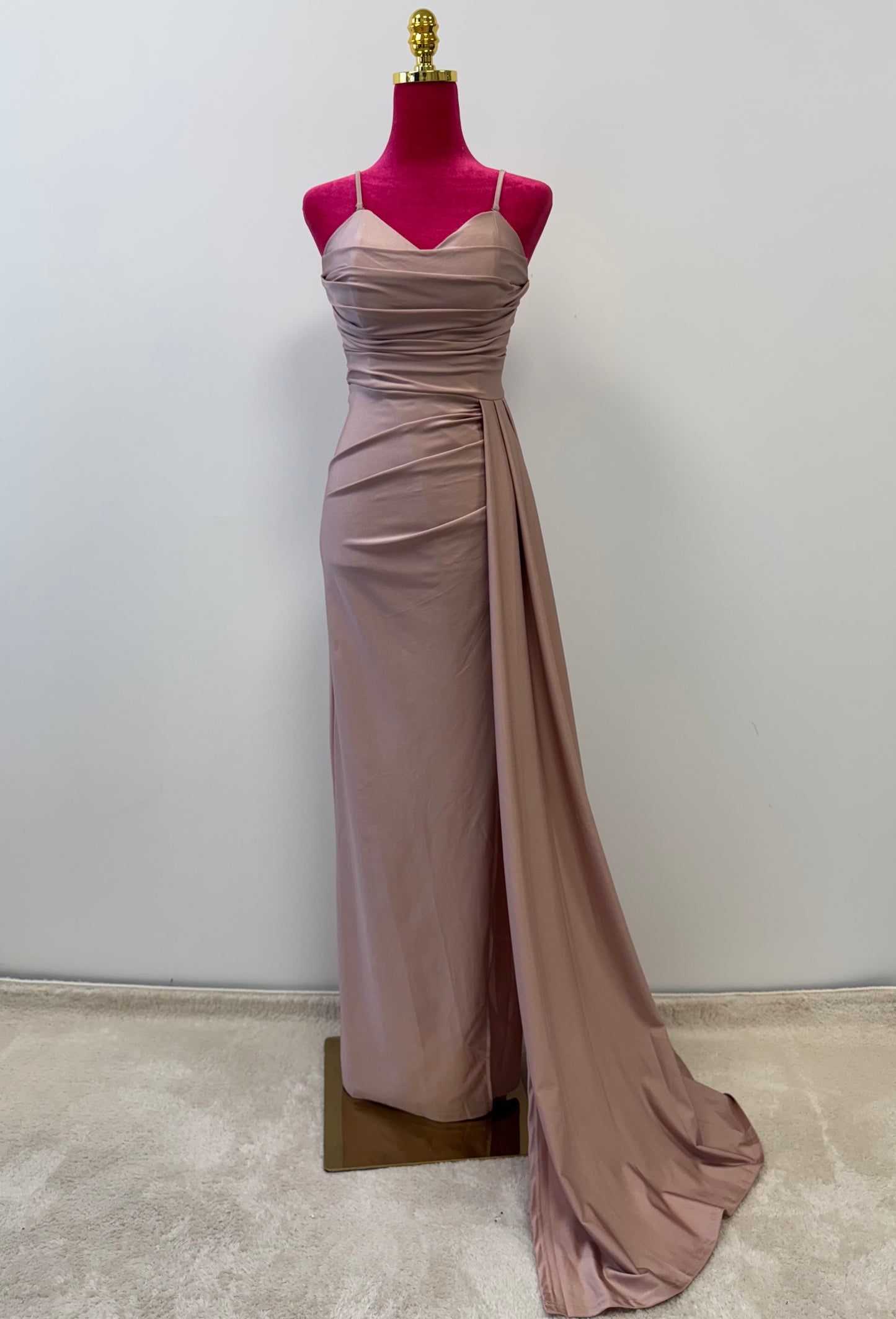 Elegantes Abendkleid aus Satin mit hohem Schlitz