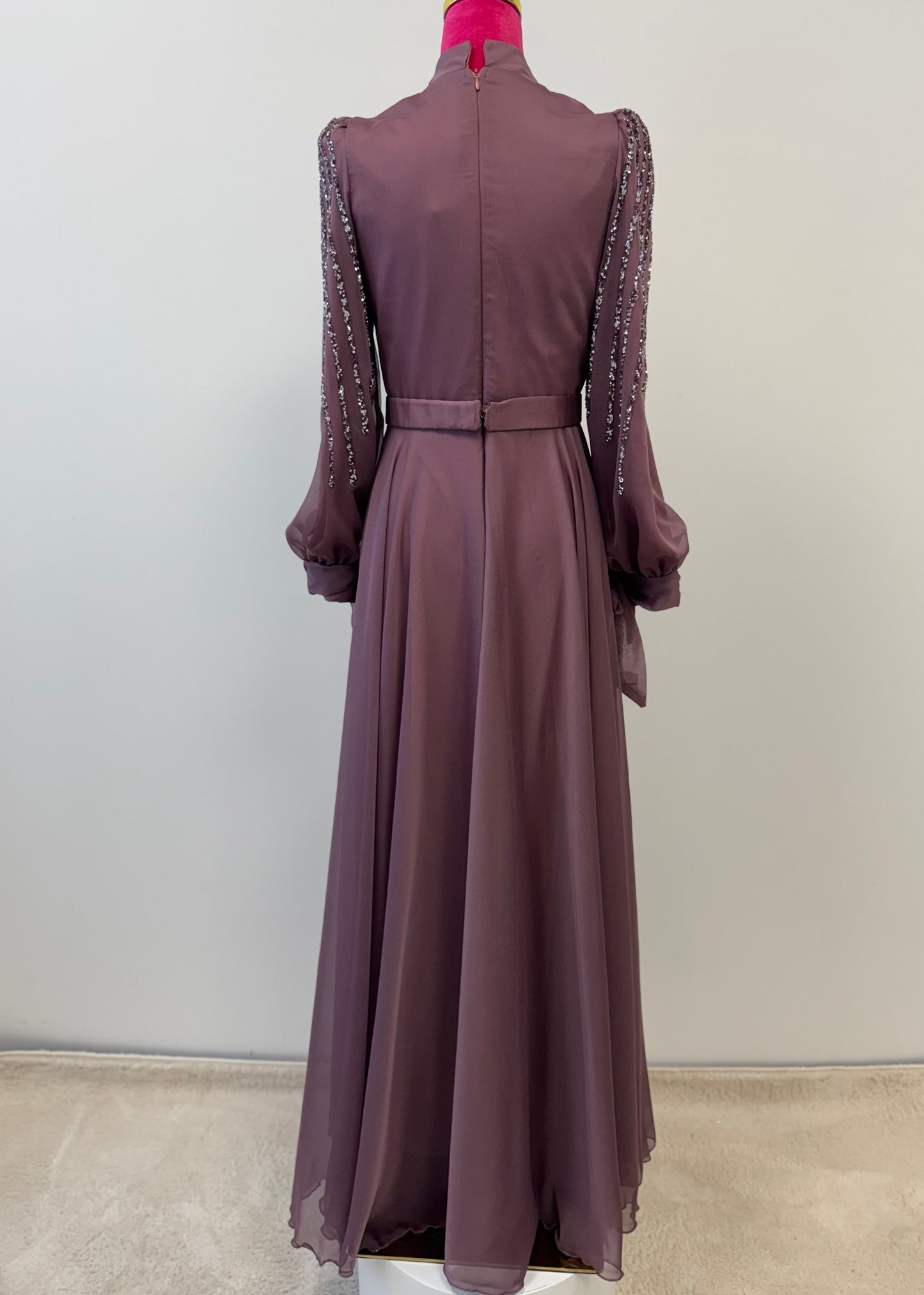 Elegantes Hijabi-Abendkleid mit funkelnden Details