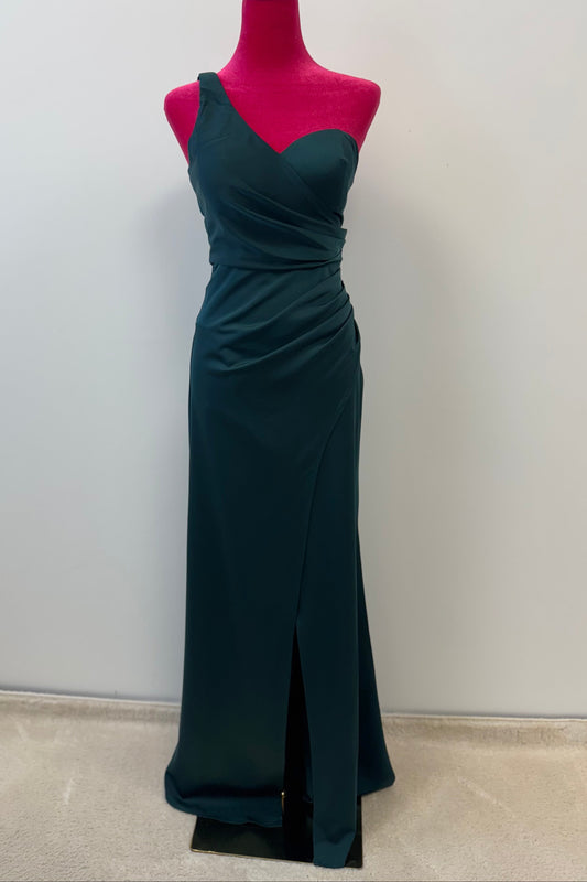 Asymmetrisches und fließendes Maxikleid mit elegantem Schlitz