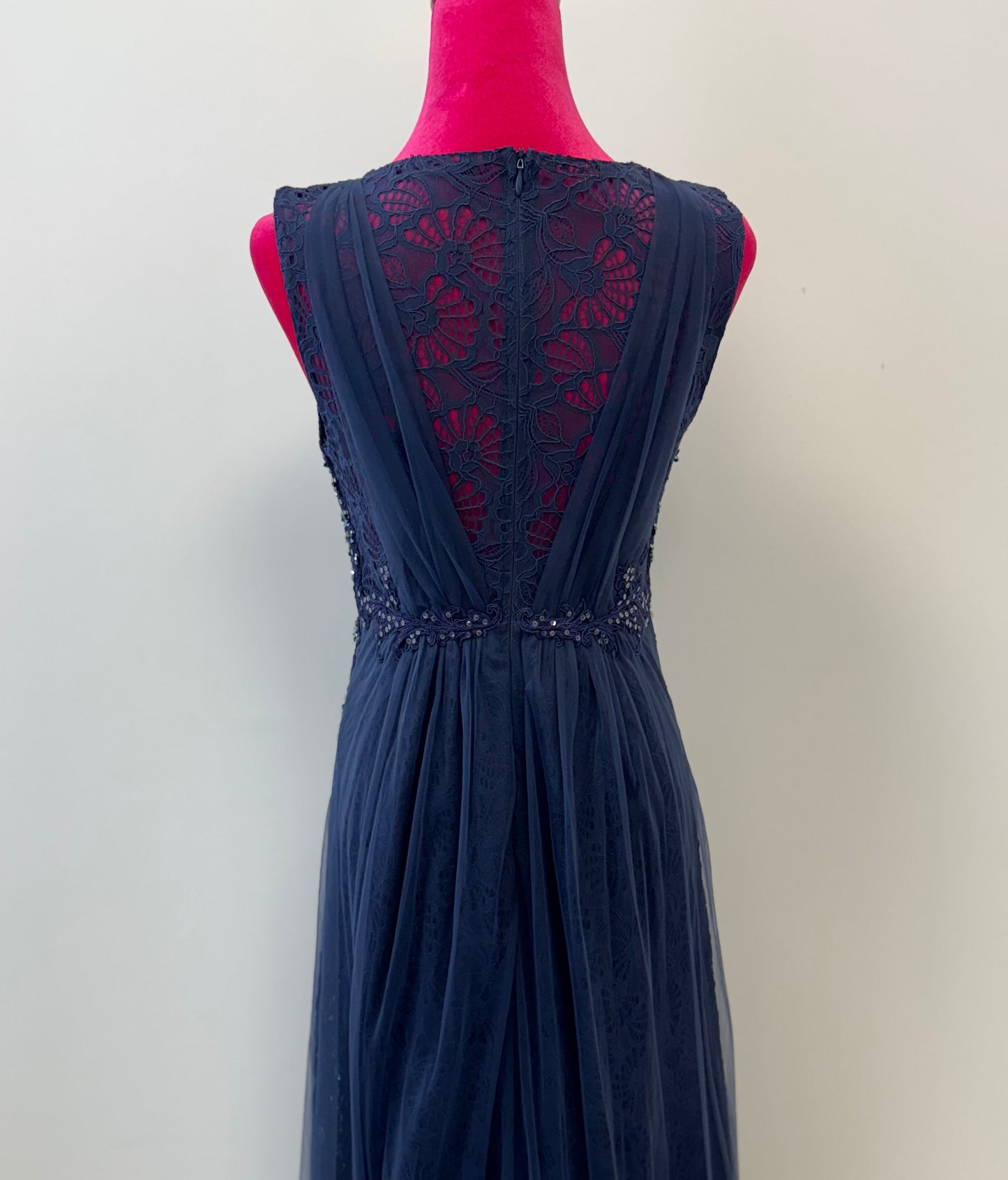 Abendkleid aus besticktem und perlenbesetztem Tüll und Spitze