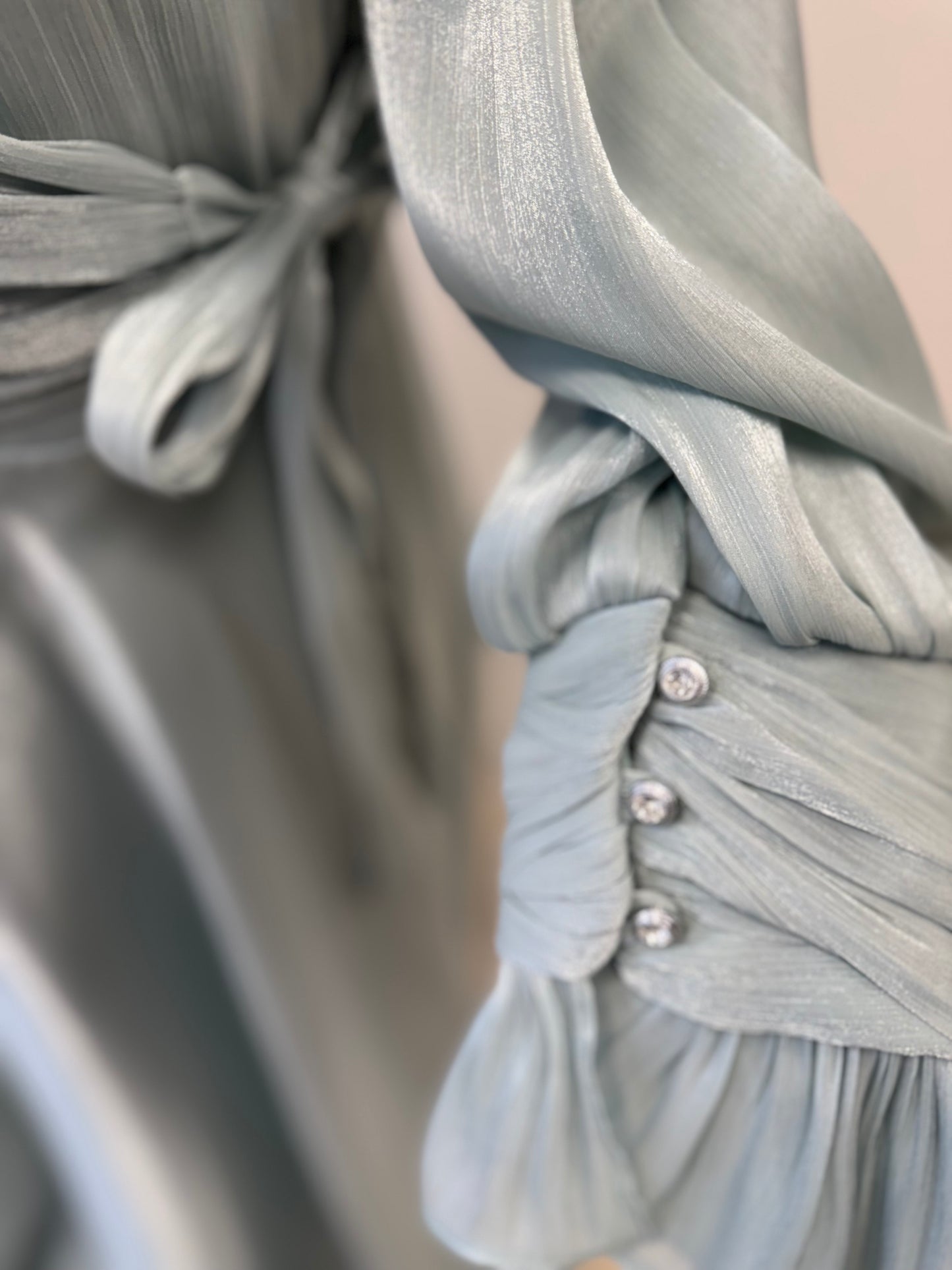 Elegantes Hijabi-Abendkleid mit edlem Schimmer