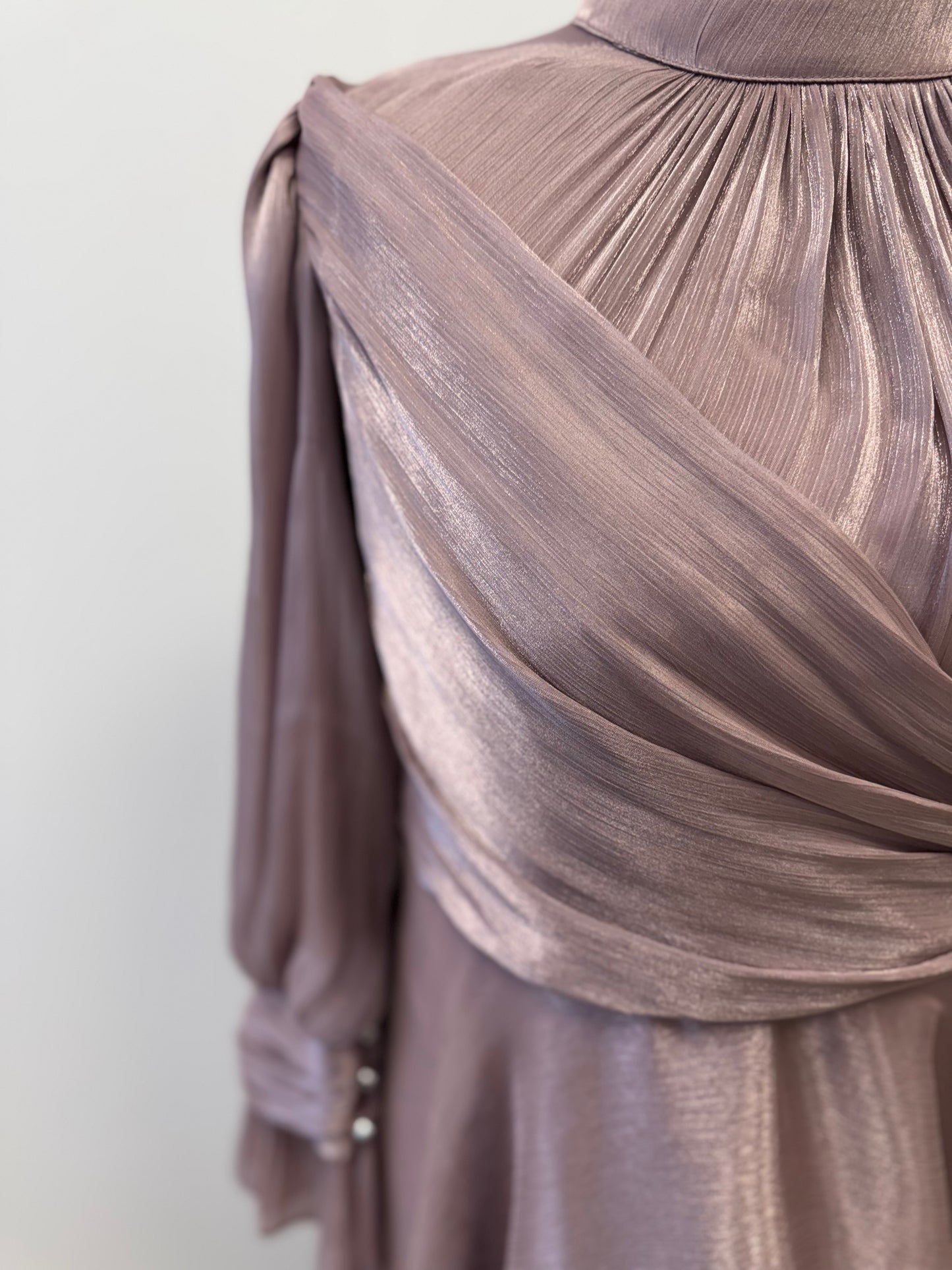 Elegantes Hijabi-Abendkleid mit edlem Schimmer