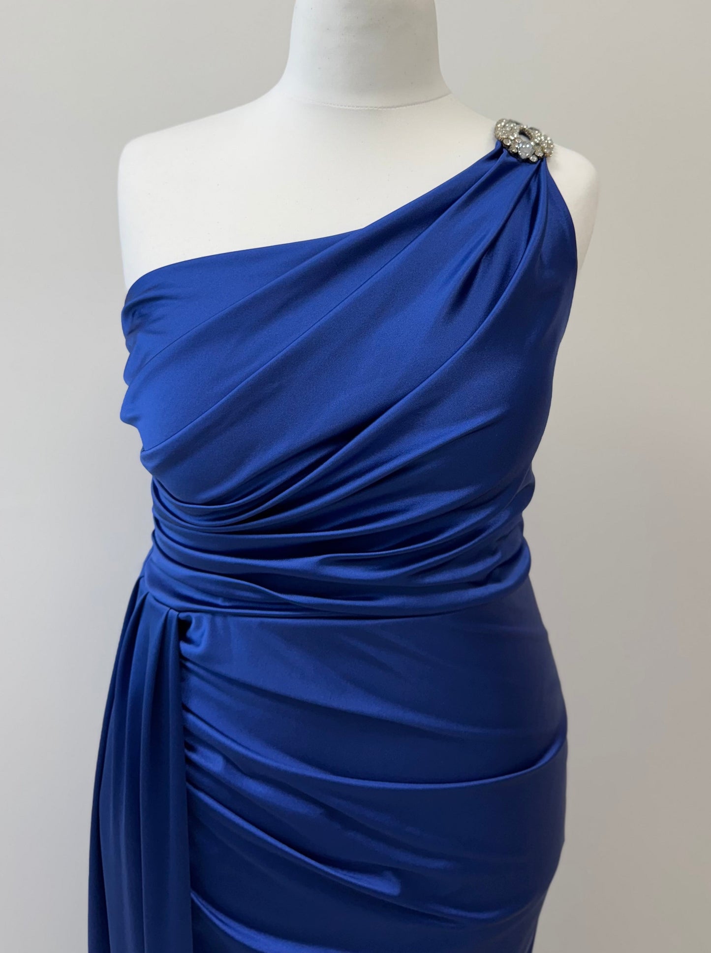 Elegantes One-Shoulder-Abendkleid mit Strassdetail