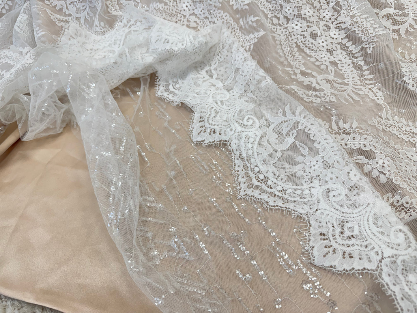 Exklusives Designer-Brautkleid im romantischen Vintage-Look – nur einmal verfügbar