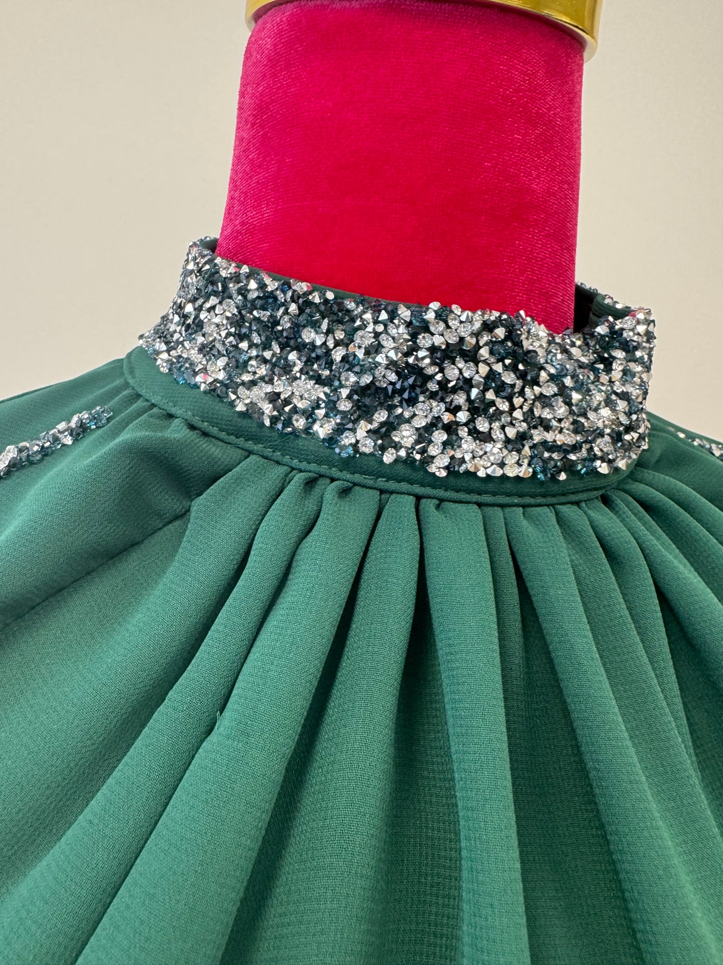 Elegantes Hijabi-Abendkleid mit funkelndem Kragen & Cape-Ärmeln