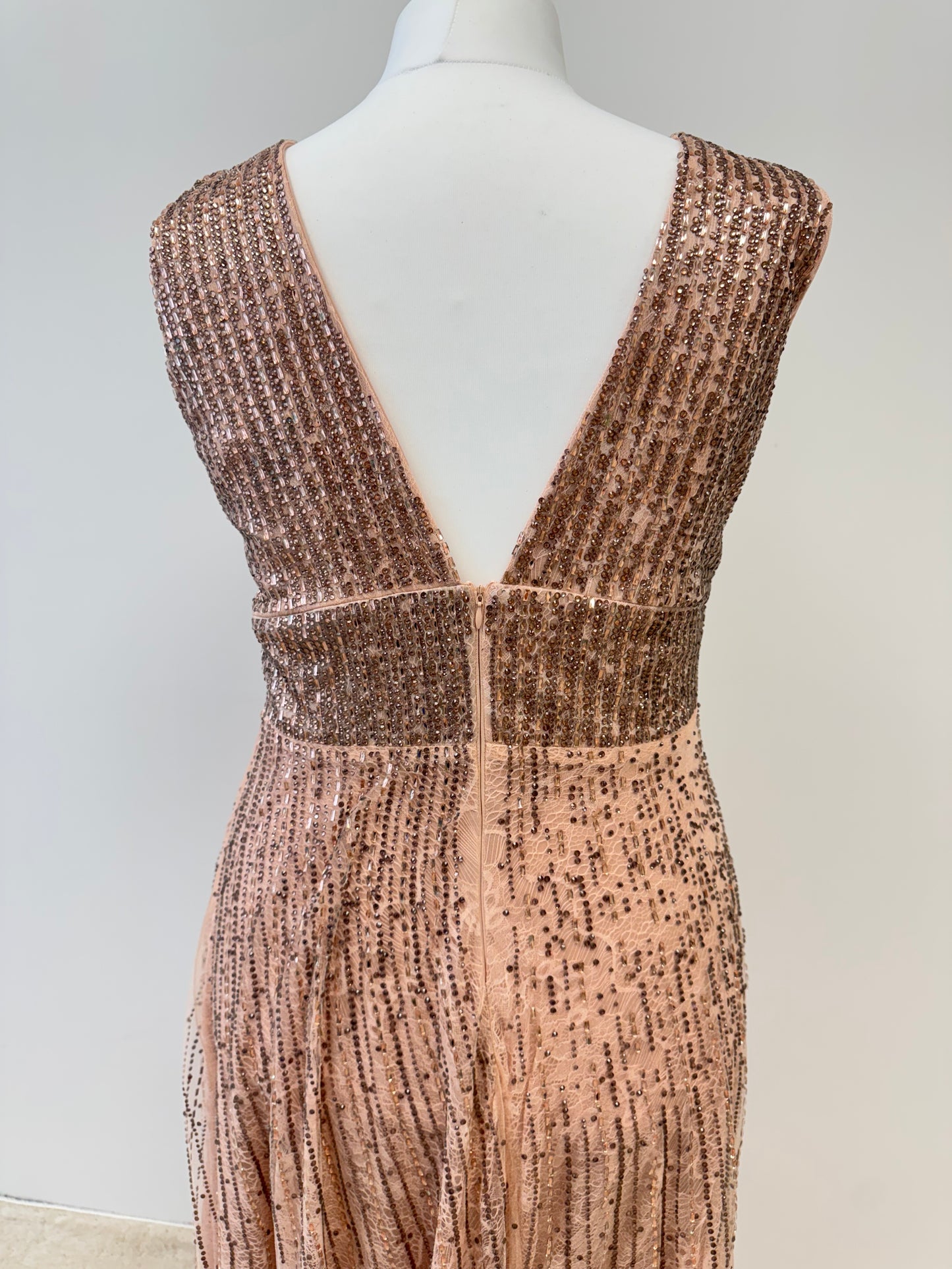 Glamouröses Maxikleid mit tiefem V-Ausschnitt und Glitzerakzenten