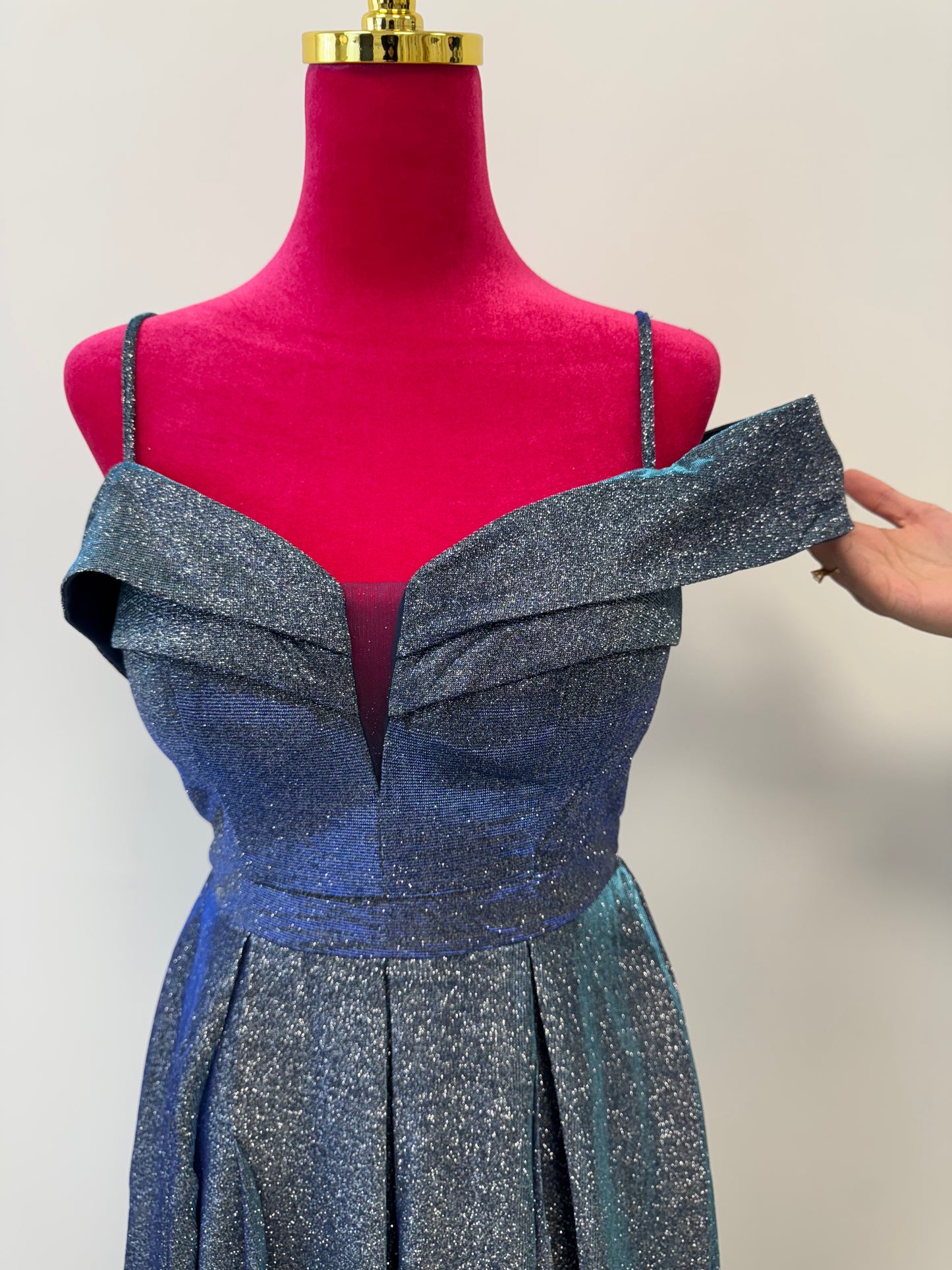 Glänzendes Abendkleid mit Off-Shoulder-Trägern