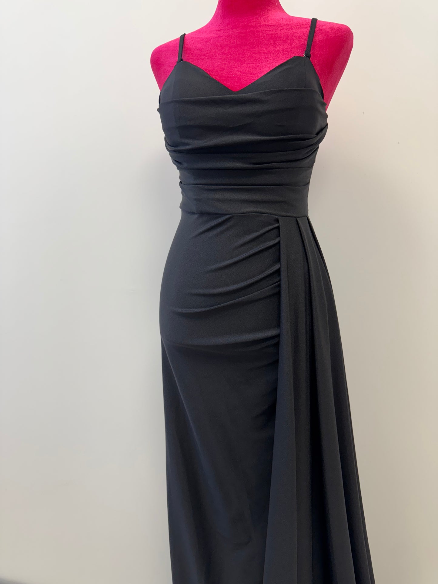 Elegantes Abendkleid aus Satin mit hohem Schlitz