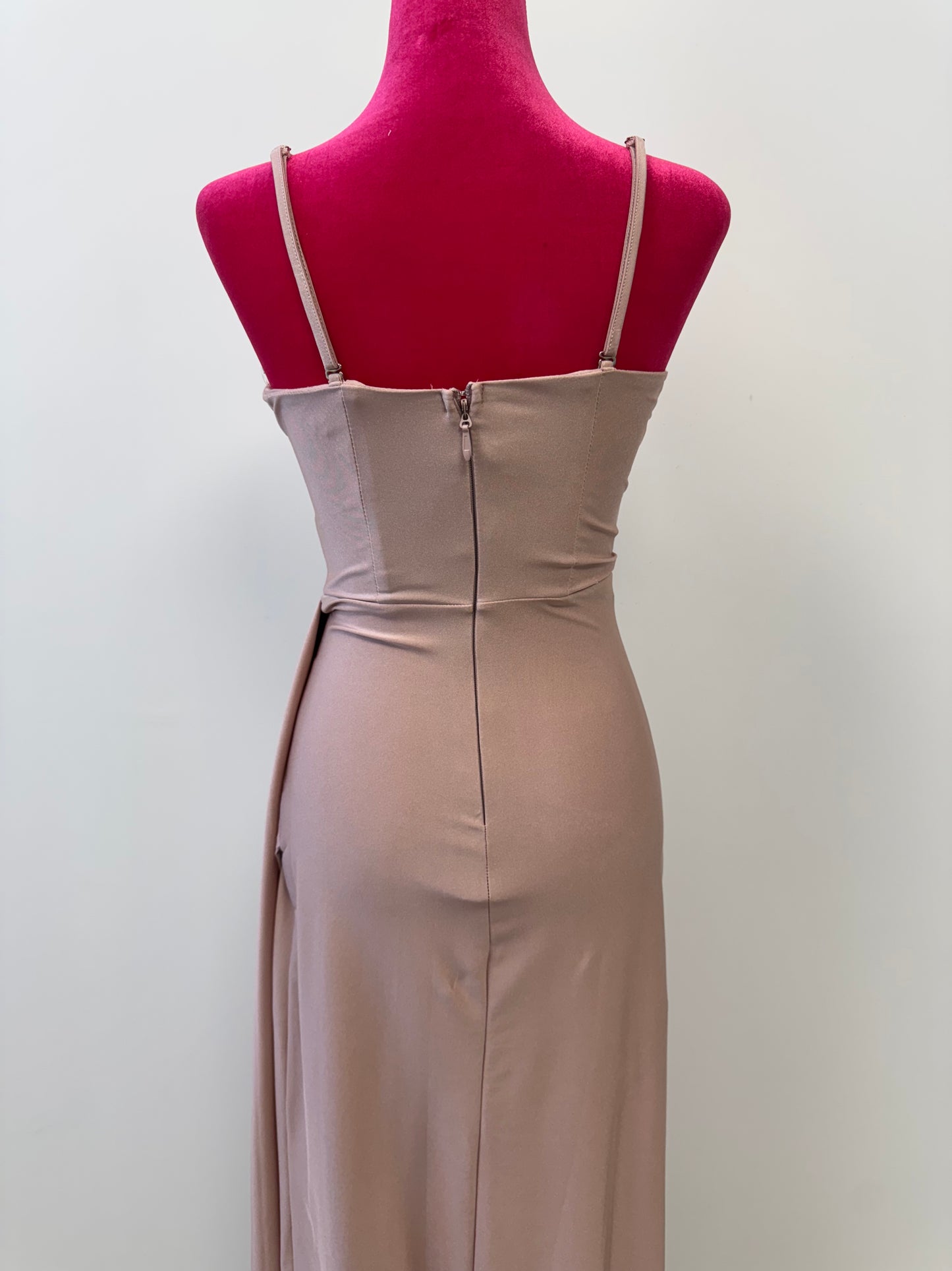 Elegantes Abendkleid aus Satin mit hohem Schlitz