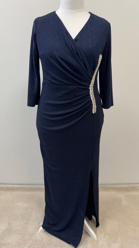 Abendkleid mit Wickeloptik und Zierapplikation