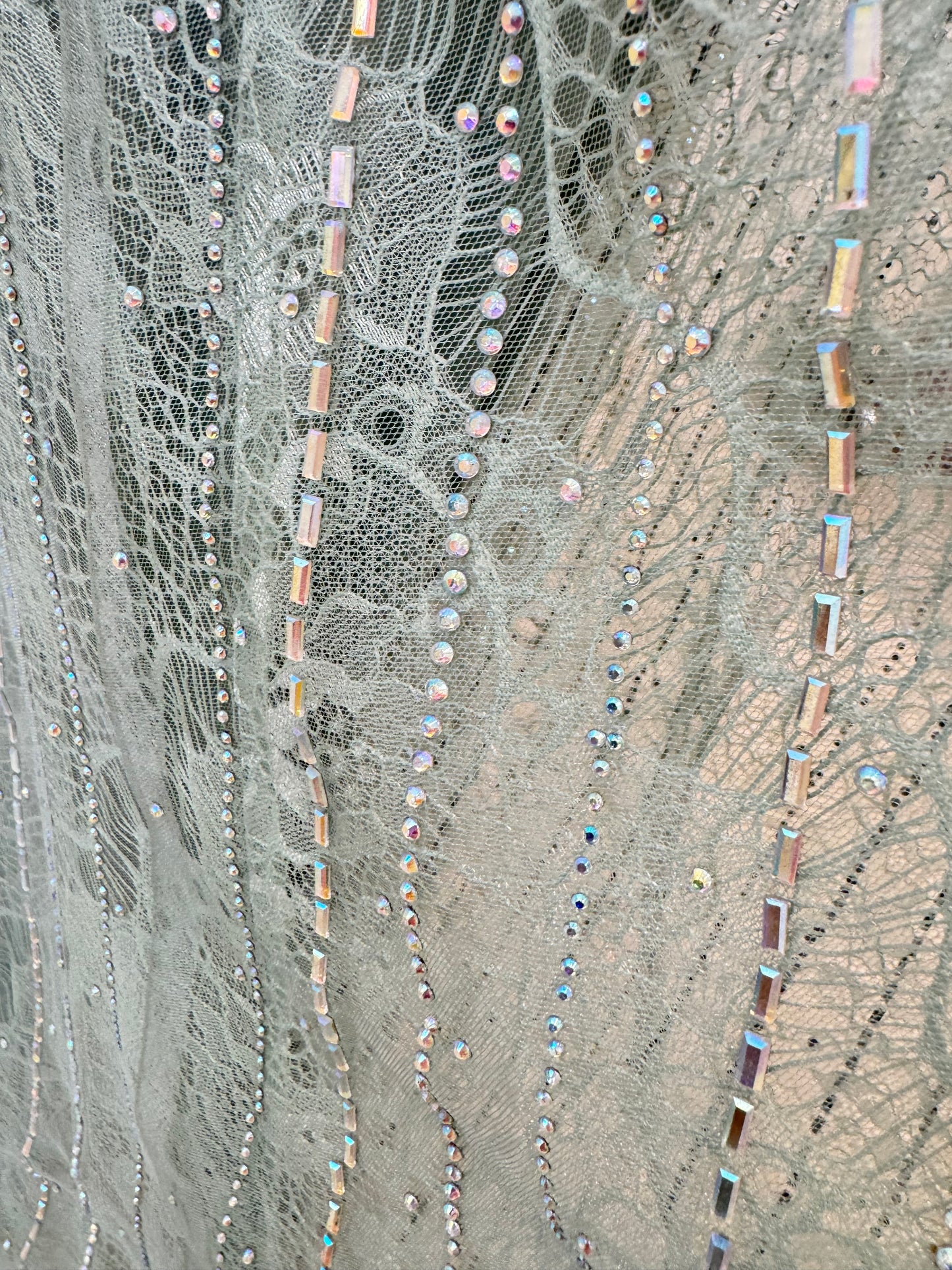 Glamouröses Maxikleid mit tiefem V-Ausschnitt und Glitzerakzenten